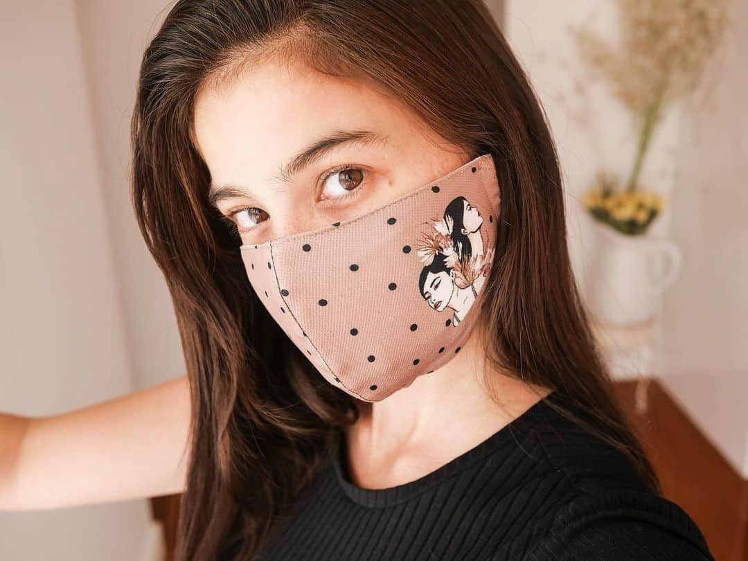 アン・カーティスのインスタグラム：「An essential when stepping out of the house. 😷 @plainsandprints」