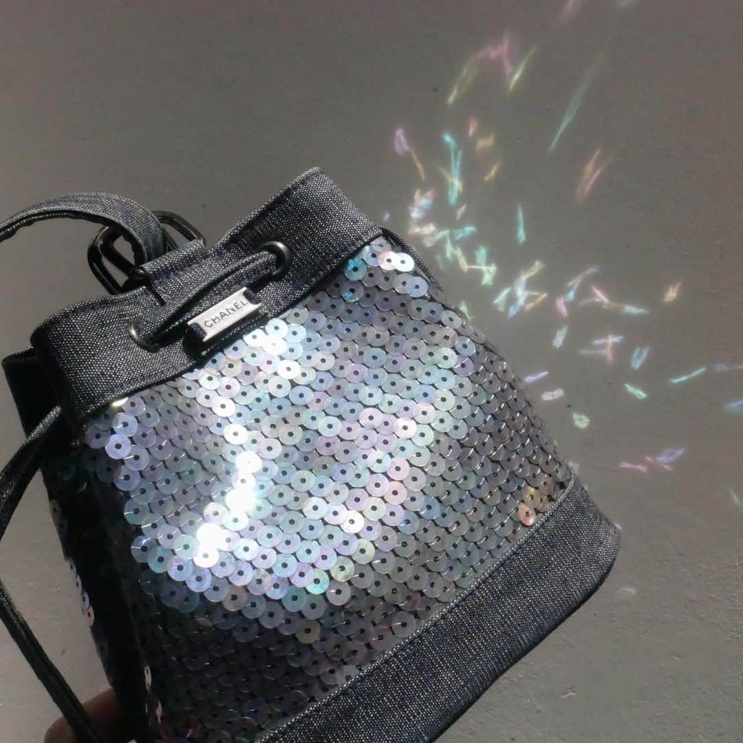 Vintage Brand Boutique AMOREさんのインスタグラム写真 - (Vintage Brand Boutique AMOREInstagram)「Vintage Chanel sequined denim hand bag.   On website search for AO26552.  ▶︎Free Shipping Worldwide✈️ ≫≫≫ DM for more information 📩 info@amorevintagetokyo.com #AMOREvintage #AMORETOKYO #tokyo #Omotesando #Aoyama #harajuku #vintage #vintageshop #ヴィンテージ #ヴィンテージショップ #アモーレ #アモーレトーキョー #表参道 #青山 #原宿#東京 #chanel #chanelvintage #vintagechanel #ヴィンテージ #シャネル #ヴィンテージシャネル #シャネルヴィンテージバッグ」7月14日 15時52分 - amore_tokyo