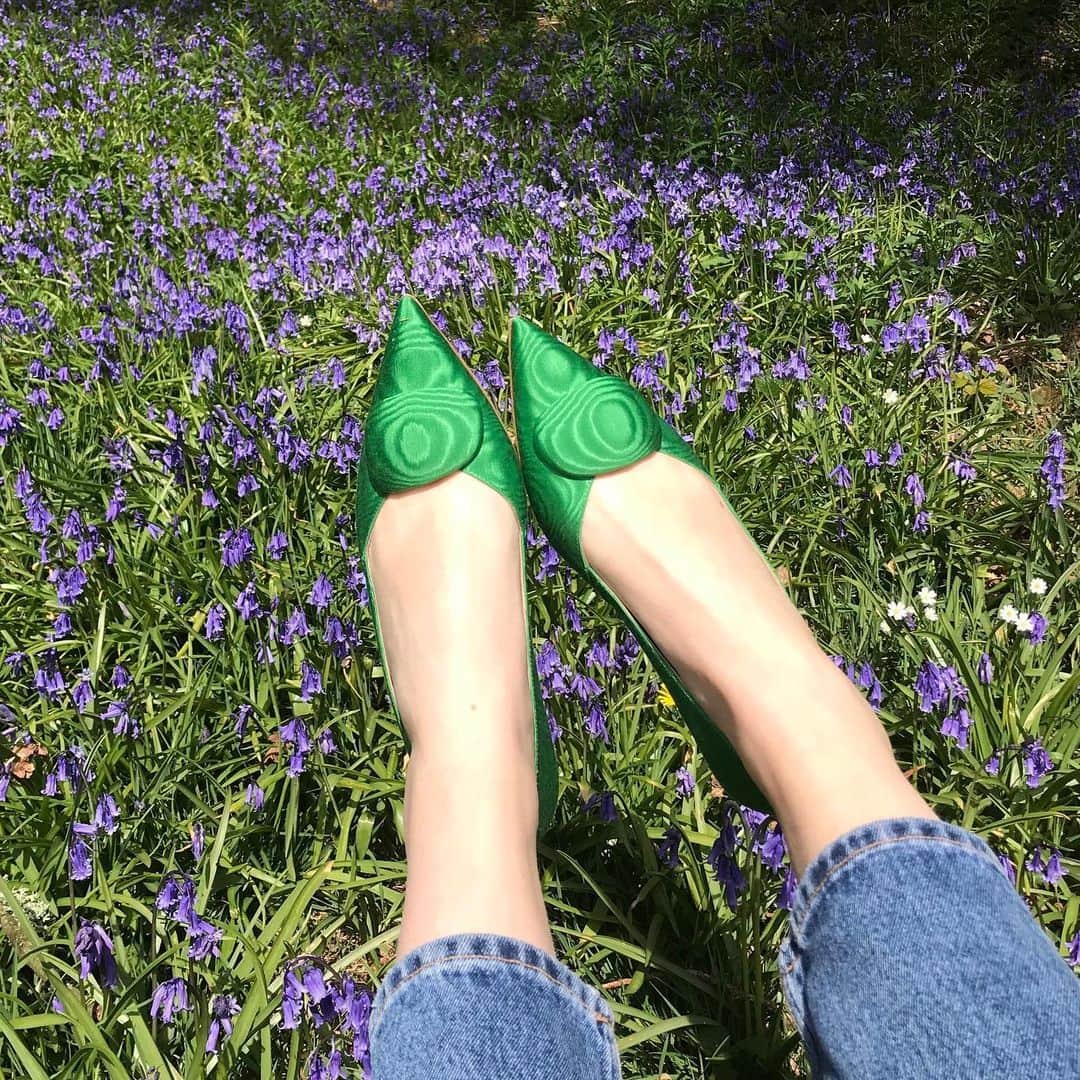 ルパートサンダーソンのインスタグラム：「Back in bluebell season I Aga in Emerald Moire I Exclusively available at @matchesfashion I #CheckingIn #BluebellSeason #GreenShoes #Flats #RupertSanderson」