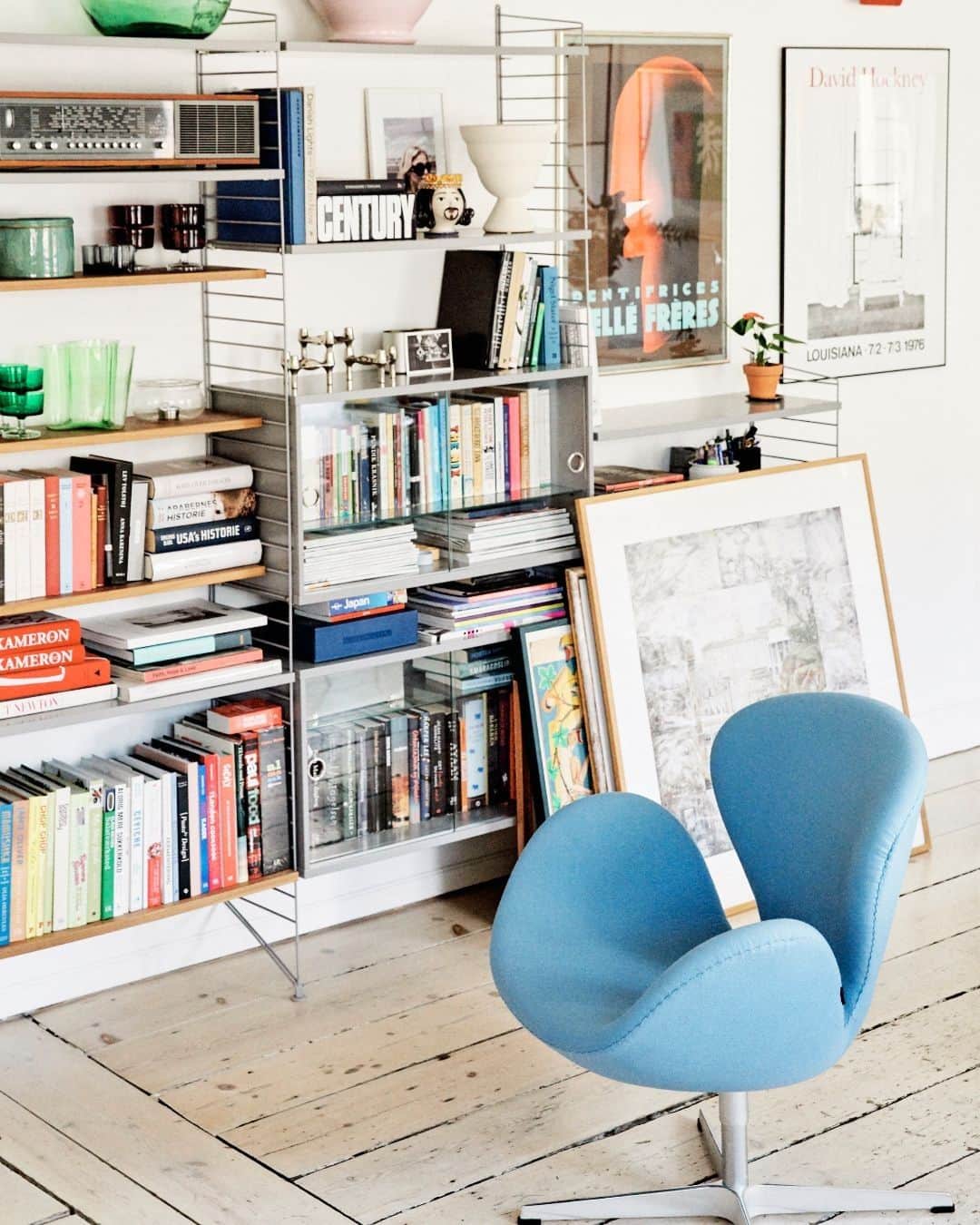 のインスタグラム：「At home with Sara Wreschner and David Andersen, co-owners of Sonny cafe in Copenhagen.   ‘I don’t need it (home) to be feminine or for it to look like something from a design magazine. We’ve added the things we need and that will last – and, luckily, David has a good eye for things,’ says Sara.   Read on via the link in the bio  Captured by @nikolajthaning  #fritzhansen #swanloungechair #arnejacobsen #danishdesign #danishdesignfurniture #danishdesigner #loungechair #chairs #designchair #프리츠한센 #フリッツハンセン」