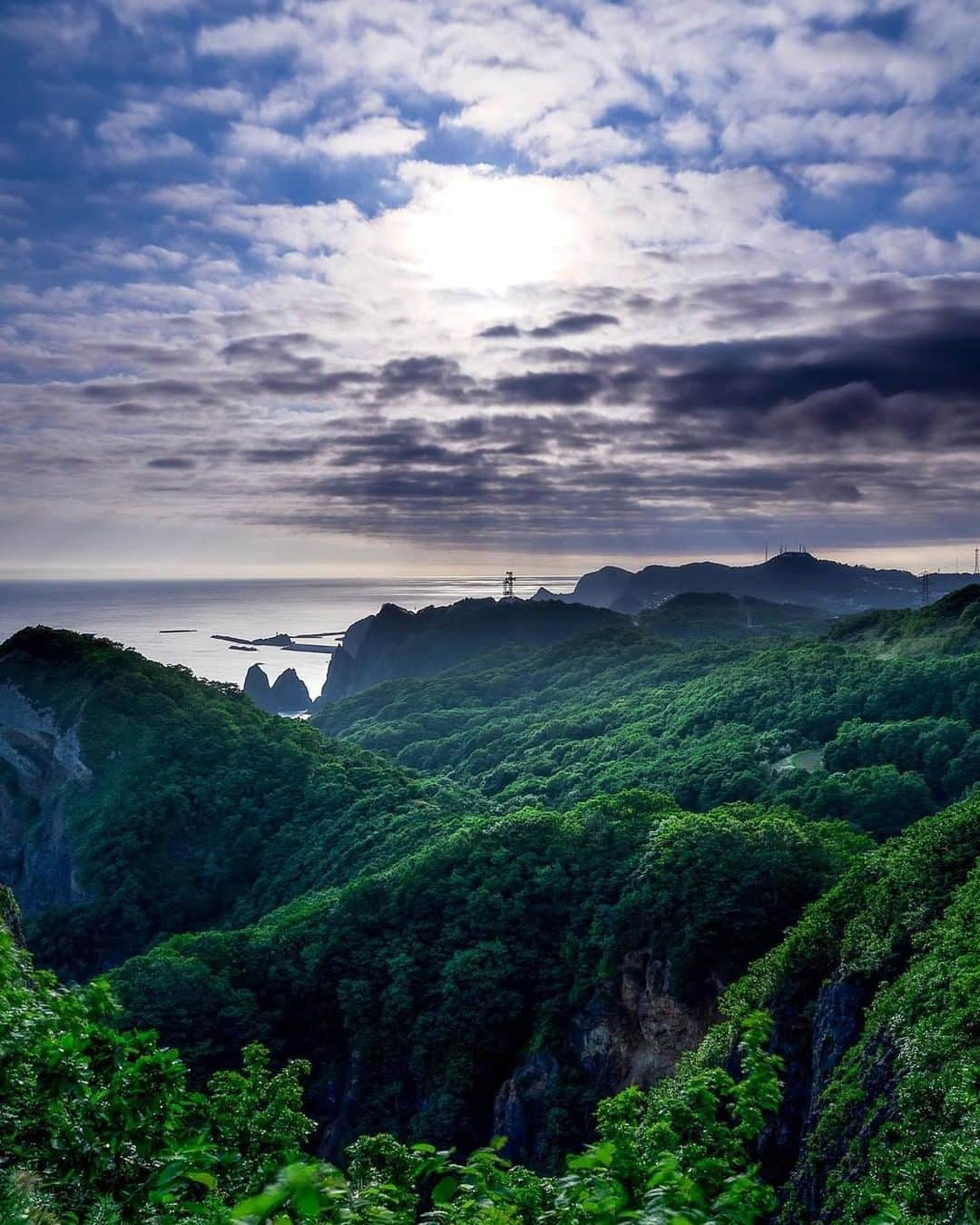 ニコンイメージングジャパン公式さんのインスタグラム写真 - (ニコンイメージングジャパン公式Instagram)「‖Location_北海道 室蘭⠀ Photo by @i_sa_mu555⠀ https://www.instagram.com/p/BzuKq4PA9GH/⠀ *⠀ ニコン機材で撮影された光をテーマにした写真に「 #light_nikon 」をつけてInstagramに投稿いただいた皆さんの作品を本アカウントで紹介させていただきます。⠀ （作品使用に関するガイドラインは本アカウントのプロフィールに記載しているURLからご覧ください）⠀ ⠀ #ニコン #nikon #一眼 #カメラ #camera #nikon📷 #nikonlove  #light_nikon #北海道 #室蘭 #山 #海⠀ ⠀ ※皆様、政府、自治体など公的機関の指示に従った行動をお願いします。⠀ ⠀ nikonjpでは、写真を「見る楽しみ」を提供することを通して、⠀ 微力ながら皆様にわずかな時間でも癒しをお届けしたいと思っております。⠀ 本アカウントでの投稿を引き続きお楽しみください。」7月14日 16時00分 - nikonjp