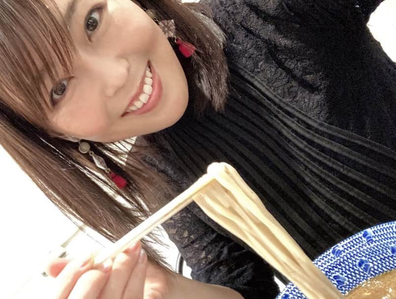 伊藤えみさんのインスタグラム写真 - (伊藤えみInstagram)「「山口さんちのつけ麺君」  皆さん #ラーメン すすっていますか？  私はもちろんすすっています。  こちらは #ミシュランガイド でもお馴染みの #早稲田 の #名店 「#らぁ麺やまぐち」が新たに手がける #つけ麺 店の一杯。  来週オープン予定ですが 一足お先にいただきました。  ツヤツヤ輝く麺は 店主の山口さんのご出身 #福島 の「#羽田製麺 」の  「らぁ麺 やまぐち」プロデュース麺 「#麦の香」です。  その名の通り 小麦の香りが楽しめて  もっちり食感に ちゅるりと滑らかな喉越しが最高。  つけ汁は 醤油（肉盛りもあり）と塩の二種類。  どちらを選んでも 山口さんがこだわり抜いて作った 「麦の香」を 存分に堪能できます。  私が丸々一杯いただいた #ゆず香塩つけ麺 は  風味豊かな麺を #ゆず の爽やかな香りと共に楽しめて #女子ウケ しそうな予感。  すでに伊藤ウケはしてます。  味変用アイテムの #会津 風の# 辛子味噌もグッド。  お品書きの左下にあるように こちらの屋号は「つけ麺 麦の香」です。  麺の名前を そのまま店名にされていることから  この麺への想いの強さが 窺い知れますよね。  目と鼻の先にある #本店 のラーメンとは 全く違うアプローチをされているのも  ラーメン愛と探究心溢れる 山口さんらしくて素敵です。  「つけ麺 麦の香」 は 7月21日（火）にオープン予定。  この記事のタイトル 「山口さんちのつけ麺君」が  昭和のあの名曲をもじってることに  お気づきの皆さんも そうでない皆さんも  山口さんが手がけるつけ麺を 心ゆくまでお楽しみください。  #ramen  #ramen_cp  #ramenlover  #tsukemen」7月14日 16時17分 - itoemi1019