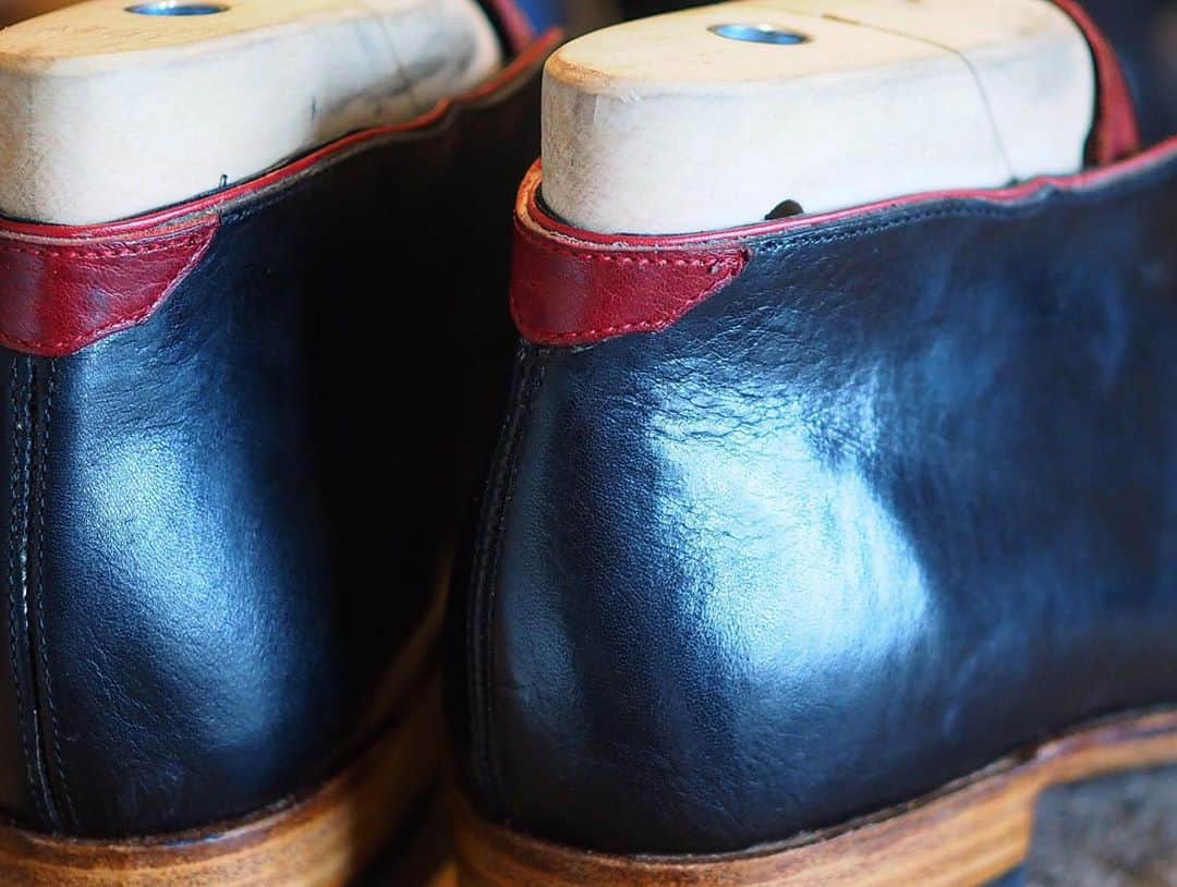 花田優一さんのインスタグラム写真 - (花田優一Instagram)「、﻿ 紳士用ショートブーツ﻿ ﻿ 27.5か28センチかな﻿ ﻿ ローレルオイルby フジトウ商事﻿ 油がたっぷり含まれてるから﻿ 経年変化で激かっこよい﻿ 渋くなる﻿ ﻿ 紐も遊んでみた﻿ 蔓のような紐も、いーね﻿ ﻿ 今月は仕上がる靴が多いな﻿ ﻿ ﻿ #shoes #yuichihanada #tokyo #japan #花田優一 #craftsman #craftsmanship」7月14日 16時20分 - yuichihanada_official