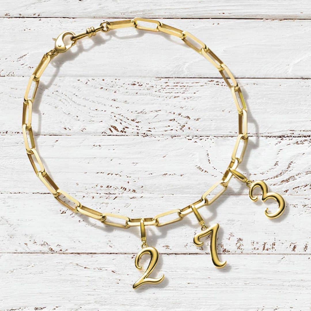 のインスタグラム：「・ 【Number charm🥇✨】 ・ ラッキーナンバーモチーフが新登場しました。  小ぶりなサイズのため、 お好きないくつかの数字や 他のチャームと組み合わせて 一緒につけることも可能です！  お気に入りのジュエリーにプラスして さらにグレードアップするのはいかがでしょうか？ ・ ・ ・ ・ #GINZATANAKA #ginzatanaka #ギンザタナカ #田中貴金属 #田中貴金属ジュエリー #summer #jewelry #K18 #Pt #GOLD #Platinum #ゴールド #プラチナ #luckynumber #luckycharm #ペンダント #ネックレス #ブレスレット #サマージュエリー」
