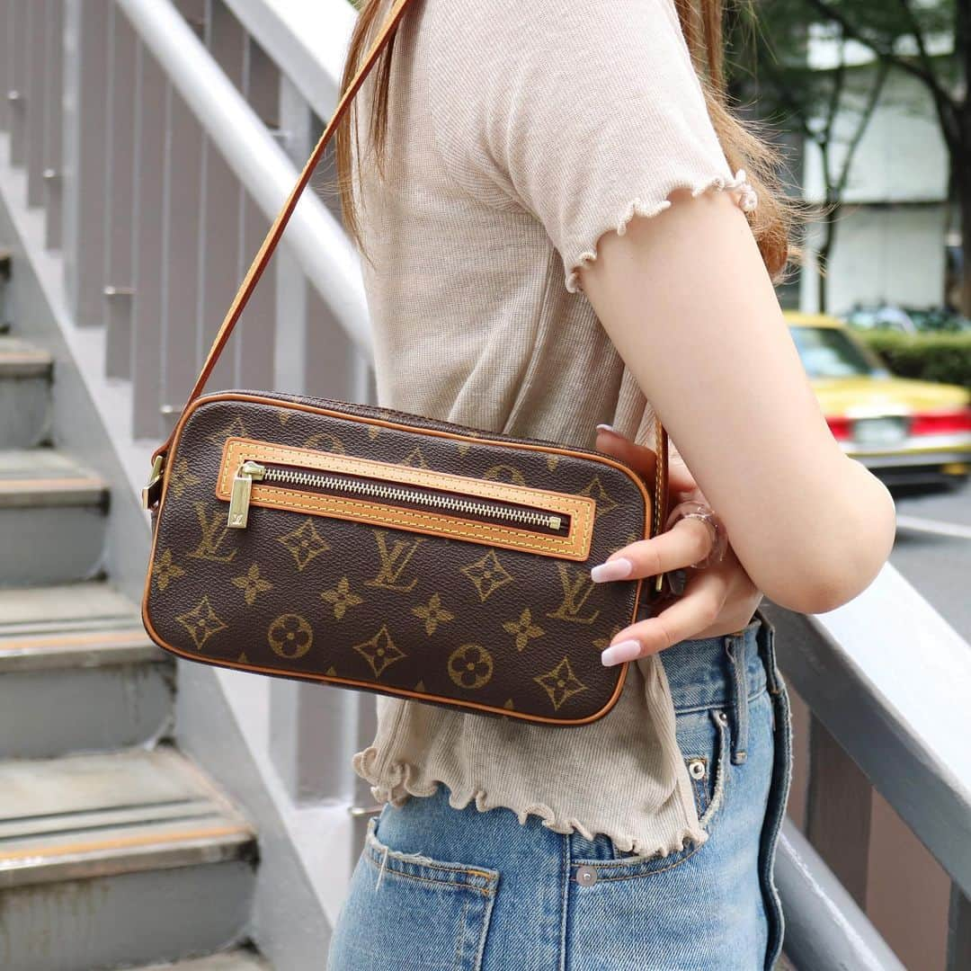 Vintage Brand Boutique AMOREさんのインスタグラム写真 - (Vintage Brand Boutique AMOREInstagram)「SOLD OUT❣️❣️Louis Vuitton Pochette cite from 2009.  This item is not available on the online store but we accept orders by direct message.  Please DM us if you are interested in the item!  ▶︎Free Shipping Worldwide✈️ info@amorevintagetokyo.com  #ヴィンテージ #ルイヴィトン  #ヴィンテージルイヴィトン #ヴィンテージブランドブティック #アモーレ #アモーレトーキョー #表参道 #青山 #東京 #louisvuitton #vintage #vintagelouisvuitton #hermesvintage#amoretokyo  #amorevintage #vintageshop」7月14日 16時26分 - amore_tokyo