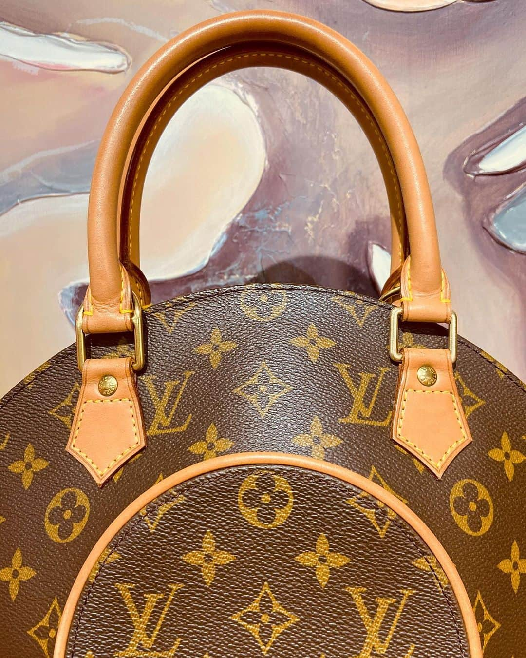 vintage Qooさんのインスタグラム写真 - (vintage QooInstagram)「A e s t h e t i c 🥨 #louisvuitton #lvmonogram #ellipse #vintageqoo」7月14日 16時28分 - vintageqoo