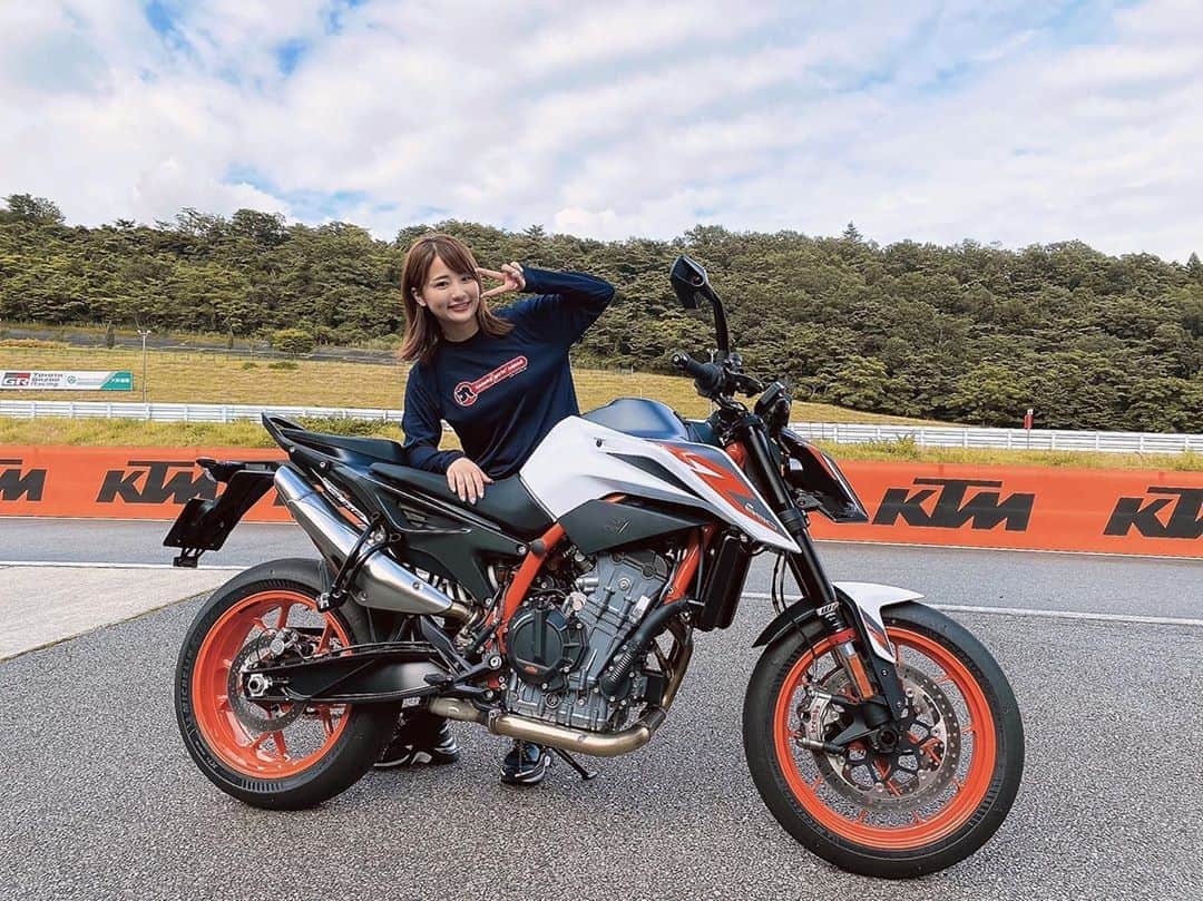 平嶋夏海さんのインスタグラム写真 - (平嶋夏海Instagram)「KTM 890 DUKE R オートバイ女子部のロンTを着てまーす！ #ktmduke #ktm #ktmj #890duker」7月14日 16時41分 - natsuminsta528