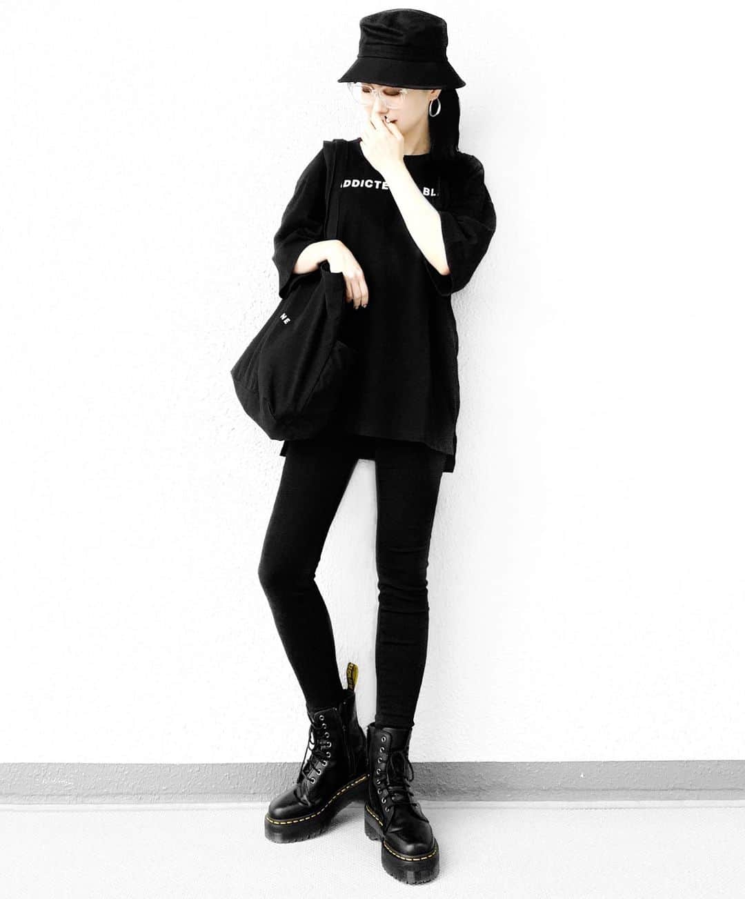lve_xxxxのインスタグラム：「.﻿ .﻿ ALL BLACK 🎱﻿ ﻿ ﻿ ﻿ ｺｰﾃﾞｱｲﾃﾑ詳細は﻿ WEARをご覧くださいませ。﻿ ﻿ WEAR ： lvexxxx ﻿ 💻 https://wear.jp/sp/lvexxxx/﻿ ﻿ －－－－－－－－－－－－－－－－－－﻿ ﻿ 📢ｺﾒﾝﾄ頂ける際は、﻿ 最新投稿にお願い致します。﻿ ﻿ 過去投稿に頂いた際、気がつかない事もあり﻿ お返事致しかねる場合が御座います🙇‍♀ ️﻿ ﻿ ﻿」