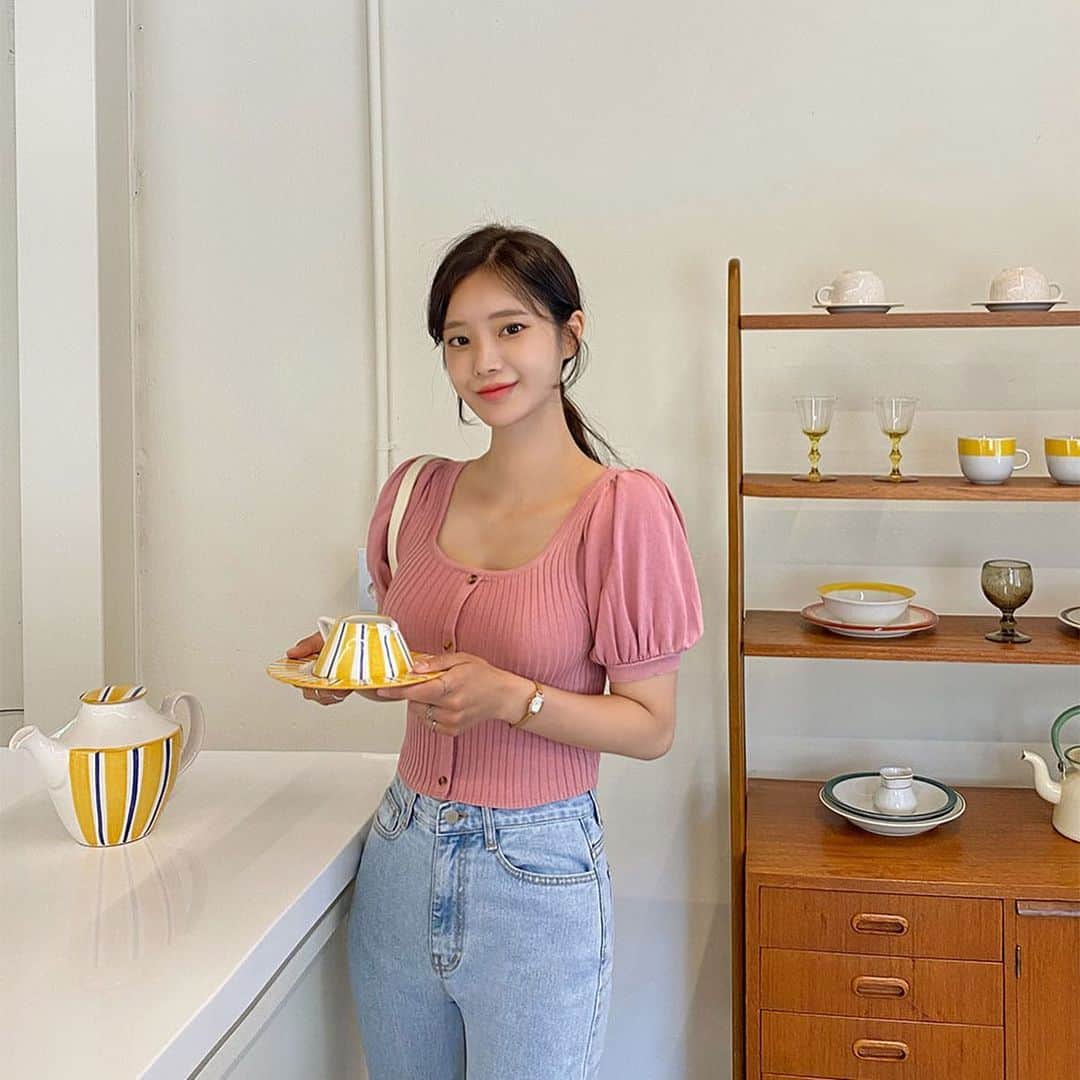 Chuuのインスタグラム：「🤎CHUU🤎 . 상콤 상콤 파스텔 톤의 컬러와 퍼프 소매가 만나 예쁨 완성❣️❣️ _ 💌루아 퍼프 knit」