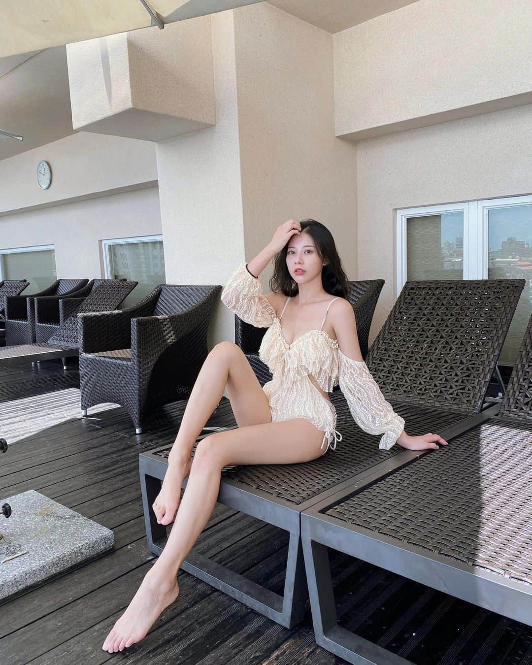 張香香のインスタグラム：「臨時約的旅行 生理期很不識相來了🥺 只好在旁邊椅子拍拍照🤣 👙/ @z.zebra0611」