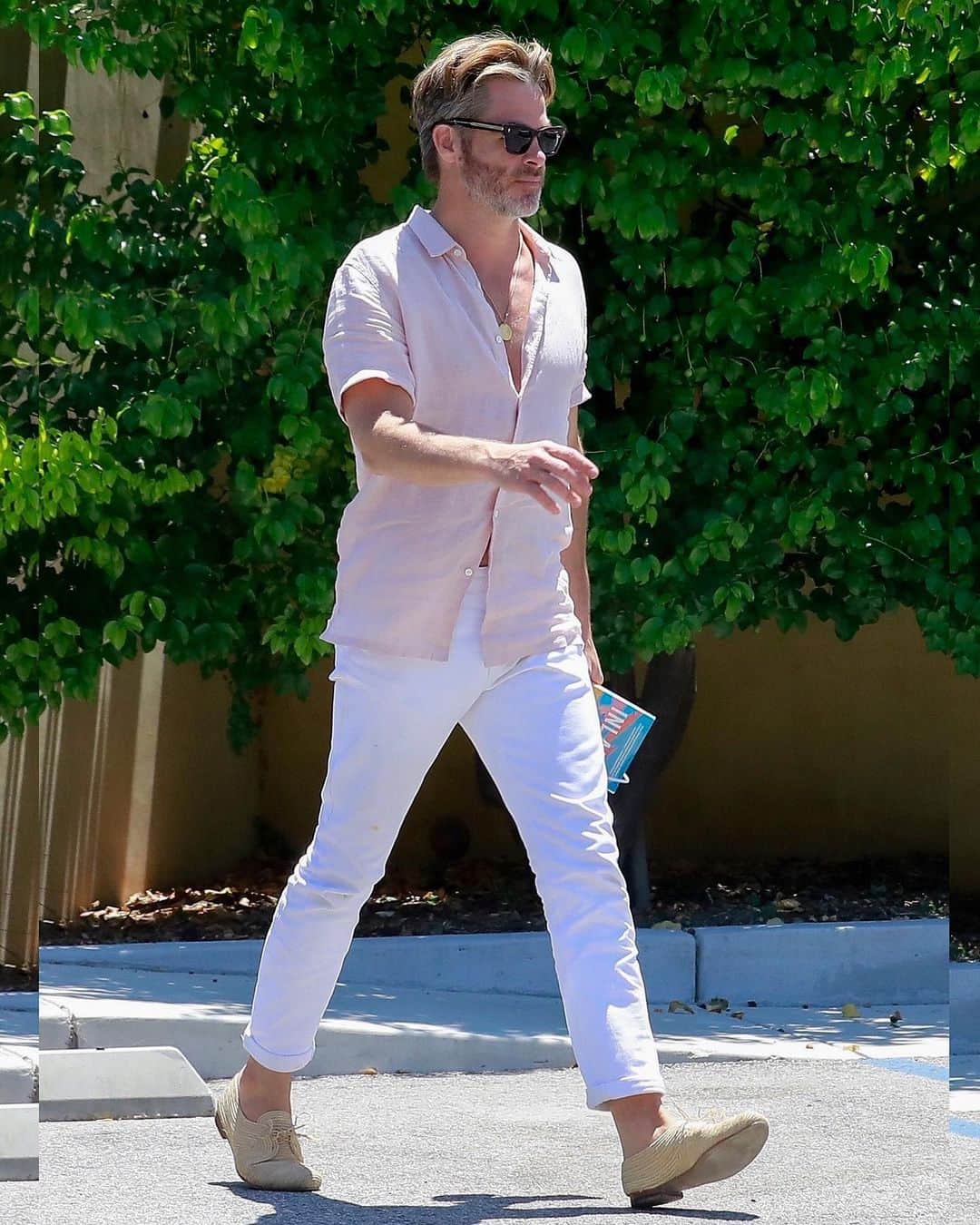 Just Jaredさんのインスタグラム写真 - (Just JaredInstagram)「Chris Pine and Annabelle Wallis leave a medical building together on Monday in the Agoura Hills neighborhood of Southern California. #ChrisPine #AnnabelleWallis Photos: Backgrid」7月14日 16時57分 - justjared