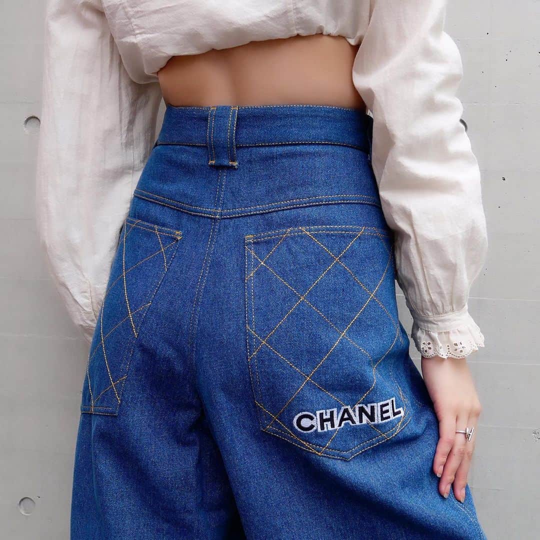 Vintage Brand Boutique AMOREさんのインスタグラム写真 - (Vintage Brand Boutique AMOREInstagram)「Vintage Chanel oversized logo cotton denim pants. Size 42 * The waist size is adjusted in this picture. Please send us a direct message for the measurements🥰  On website search for AO26926  ▶︎Free Shipping Worldwide✈️ ≫≫≫ DM for more information 📩 info@amorevintagetokyo.com #AMOREvintage #AMORETOKYO #tokyo #Omotesando #Aoyama #harajuku #vintage #vintageshop #ヴィンテージ #ヴィンテージショップ #アモーレ #アモーレトーキョー #表参道 #青山 #原宿#東京 #chanel #chanelvintage #vintagechanel #ヴィンテージ #シャネル #ヴィンテージシャネル #シャネルヴィンテージ #amorewardrobe #アモーレワードローブ」7月14日 17時00分 - amore_tokyo