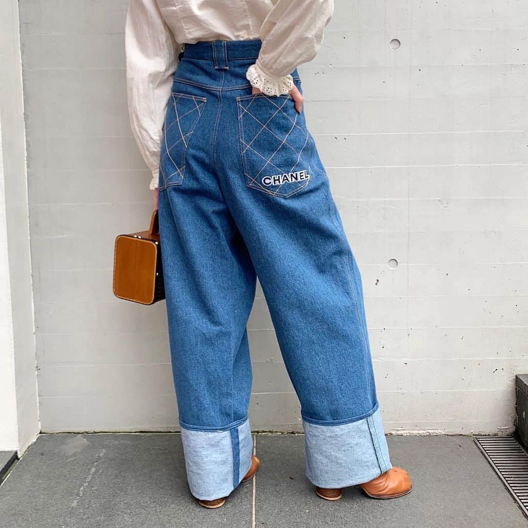 Vintage Brand Boutique AMOREさんのインスタグラム写真 - (Vintage Brand Boutique AMOREInstagram)「Vintage Chanel oversized logo cotton denim pants. Size 42 * The waist size is adjusted in this picture. Please send us a direct message for the measurements🥰  On website search for AO26926  ▶︎Free Shipping Worldwide✈️ ≫≫≫ DM for more information 📩 info@amorevintagetokyo.com #AMOREvintage #AMORETOKYO #tokyo #Omotesando #Aoyama #harajuku #vintage #vintageshop #ヴィンテージ #ヴィンテージショップ #アモーレ #アモーレトーキョー #表参道 #青山 #原宿#東京 #chanel #chanelvintage #vintagechanel #ヴィンテージ #シャネル #ヴィンテージシャネル #シャネルヴィンテージ #amorewardrobe #アモーレワードローブ」7月14日 17時00分 - amore_tokyo