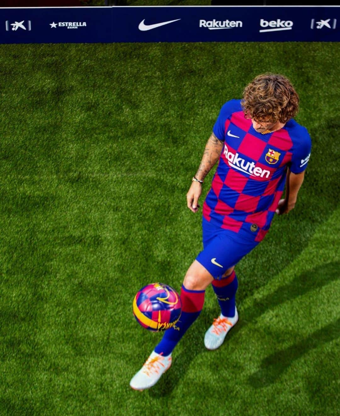 LFPさんのインスタグラム写真 - (LFPInstagram)「💙🇫🇷 𝙇𝙚 𝙋𝙚𝙩𝙞𝙩 𝙋𝙧𝙞𝙣𝙘𝙚 🇫🇷❤️ • #OnThisDay in 2️⃣0️⃣1️⃣9️⃣, @antogriezmann was presented as a 🆕 @fcbarcelona player! ✨ • #TalDíaComoHoy, en 2️⃣0️⃣1️⃣9️⃣, #Griezmann fue presentado como nuevo jugador del #Barça. ✨ • #LaLiga #LaLigaSantander #Football #LaLigaHistory」7月14日 17時02分 - laliga