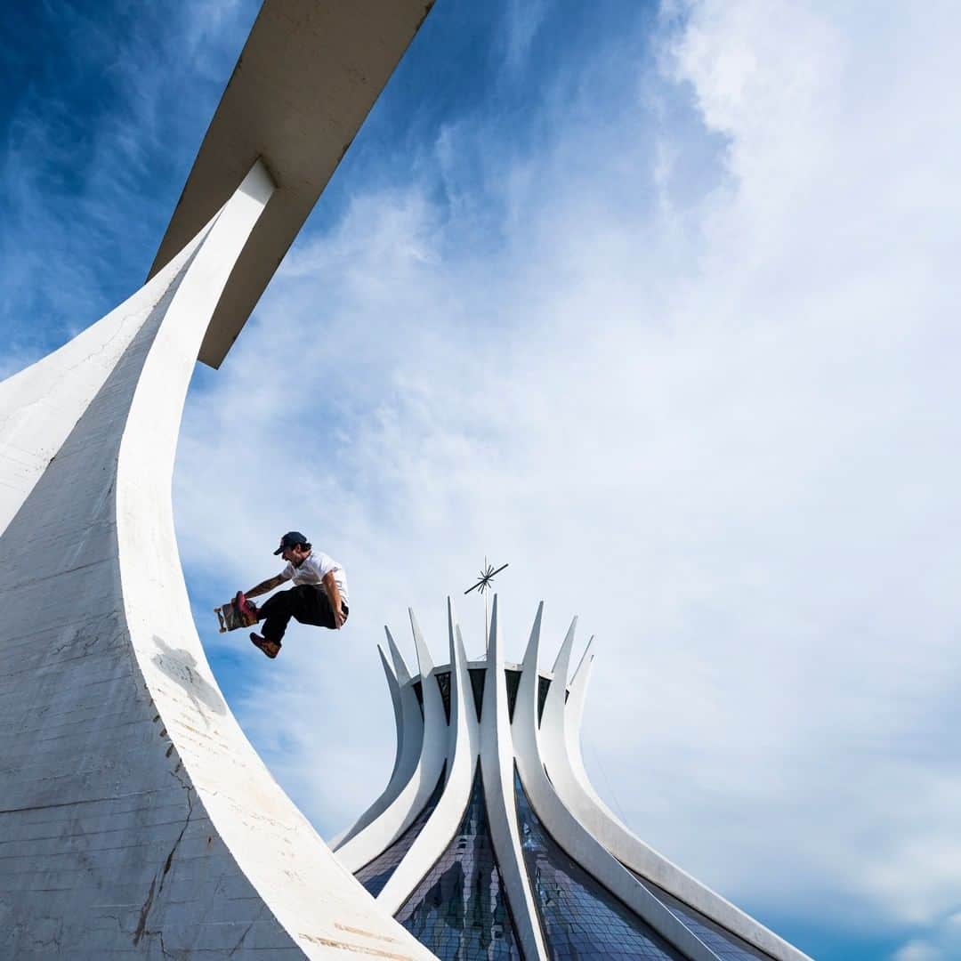 レッドブルのインスタグラム：「when you have a dream, don’t stop until it’s a reality 🙌 🛹 ⁣ ⁣ @pedrobarrossk8 did just that and skated the *iconic* architecture of Oscar Niemeyer ⏩  catch Concrete Dreams on Red Bull TV⁣ ⁣ 📷 : @marcelomaragni #redbull #givesyouwings #skate #skateboard⁣」