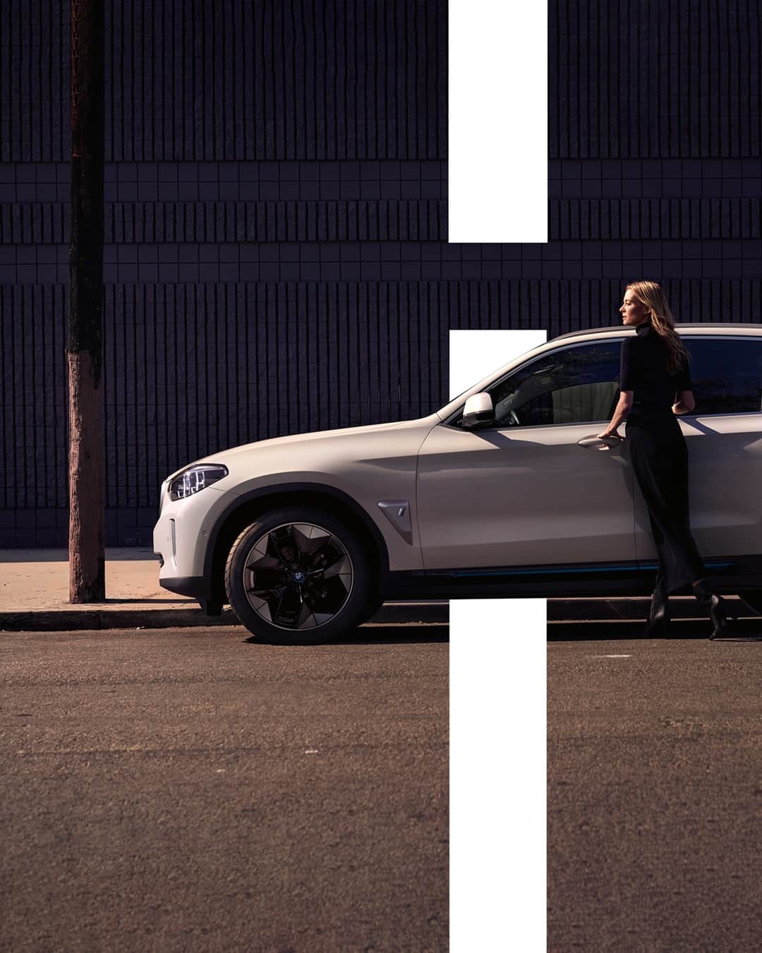 BMWのインスタグラム：「Do cars dream of electric joy? The first-ever BMW iX3. #THEiX3 #BMW #iX3 #BMWi #BornElectric  __ BMW iX3: Energy consumption in kWh/100 km (combined): 17.8–17.5. CO2 emissions in g/km (combined): 0. Further information: www.bmw.com/disclaimer.」