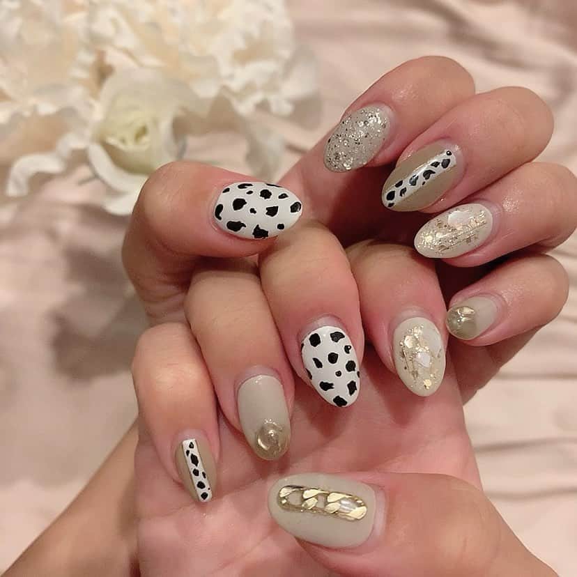 姫奈のインスタグラム：「. . 少し伸びちゃったけど 今月のネイルさん💅💕💕 . ダルメシアン柄🐮可愛すぎる🥺 一本一本、デザイン違うくて キラキラで本当お気に入り✨✨ フットネイルもお揃いにしてもらた🍃 . @aoi_parkbytokyo さん いつもありがとうございます🤍🤍 . . . #ネイル #ジェルネイル #newnail #nail #夏ネイル #ネイルデザイン」