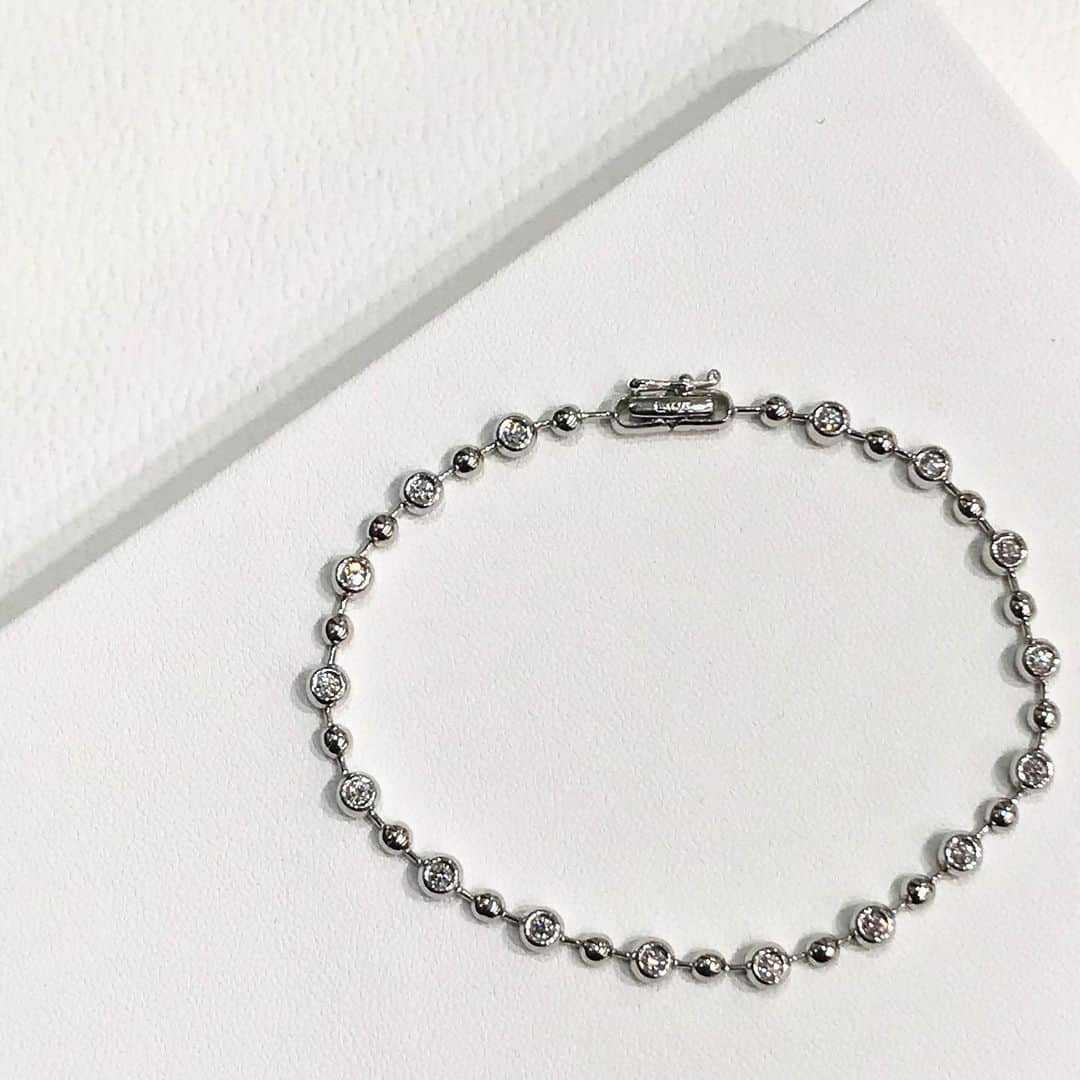 のインスタグラム：「【Eternity Diamond Fair】-7/19 コーディネートによってかわいらしくも大人にもなるブレスレット。高品質なダイヤが、腕に着けたときに柔らかな曲線の上で輝きます。 外出が以前よりも貴重な体験になった今だからこそ、皆さま素敵な装いでお出かけされています。 #銀座  #ginza  #銀座シックス  #ginzasix  #メゾンドナディア #maisondenadia  #madeinjapan  #jewelry  #ジュエリー  #期間限定 #リング #ブレスレット #ダイヤ #エタニティ #重ね着け  #nadia」