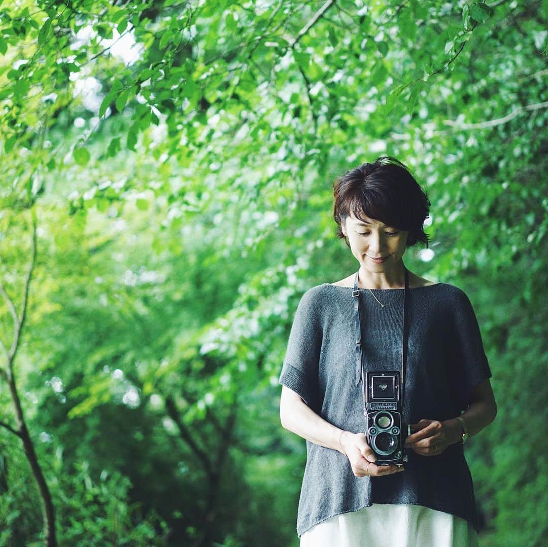 のインスタグラム：「Me with Rolleiflex today is my birthday iii thanks, all!  マイナスイオンを たっぷり浴びて またひとつ 歳を重ねました  毎年、お休みしてくれるTさん 記念写真に照れちゃって いい歳して ふざけちゃって いっつも変顔しちゃうけど たくさん撮ってくれてありがとう  この1年も 感謝の気持ちを忘れずに 私らしくEnjoyできますように  いつも見てくれて ありがとうございます メッセージもありがとう  14.July 2020 photo by T👨🏽‍🦳」