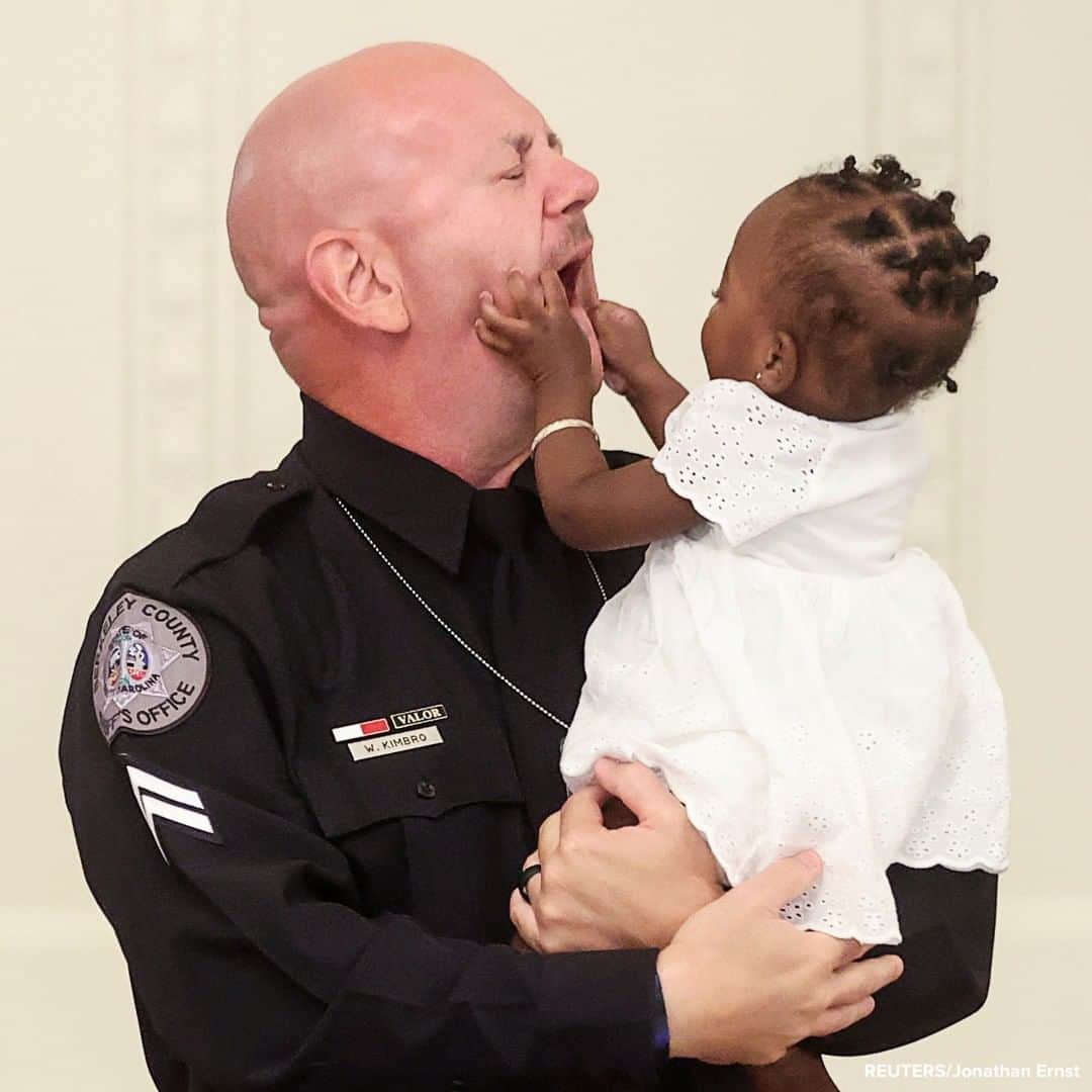 ABC Newsさんのインスタグラム写真 - (ABC NewsInstagram)「OPEN WIDE: One-year-old Ryleigh Boyd grabs the face of Berkeley County Sheriff's Deputy William Kimbro during a roundtable discussion on law enforcement hosted by Pres. Trump at the White House.   Kimbro is credited with saving the life of young Ryleigh during a traffic stop in 2019. #police #lawenforcement #toddlers #babies」7月14日 17時19分 - abcnews