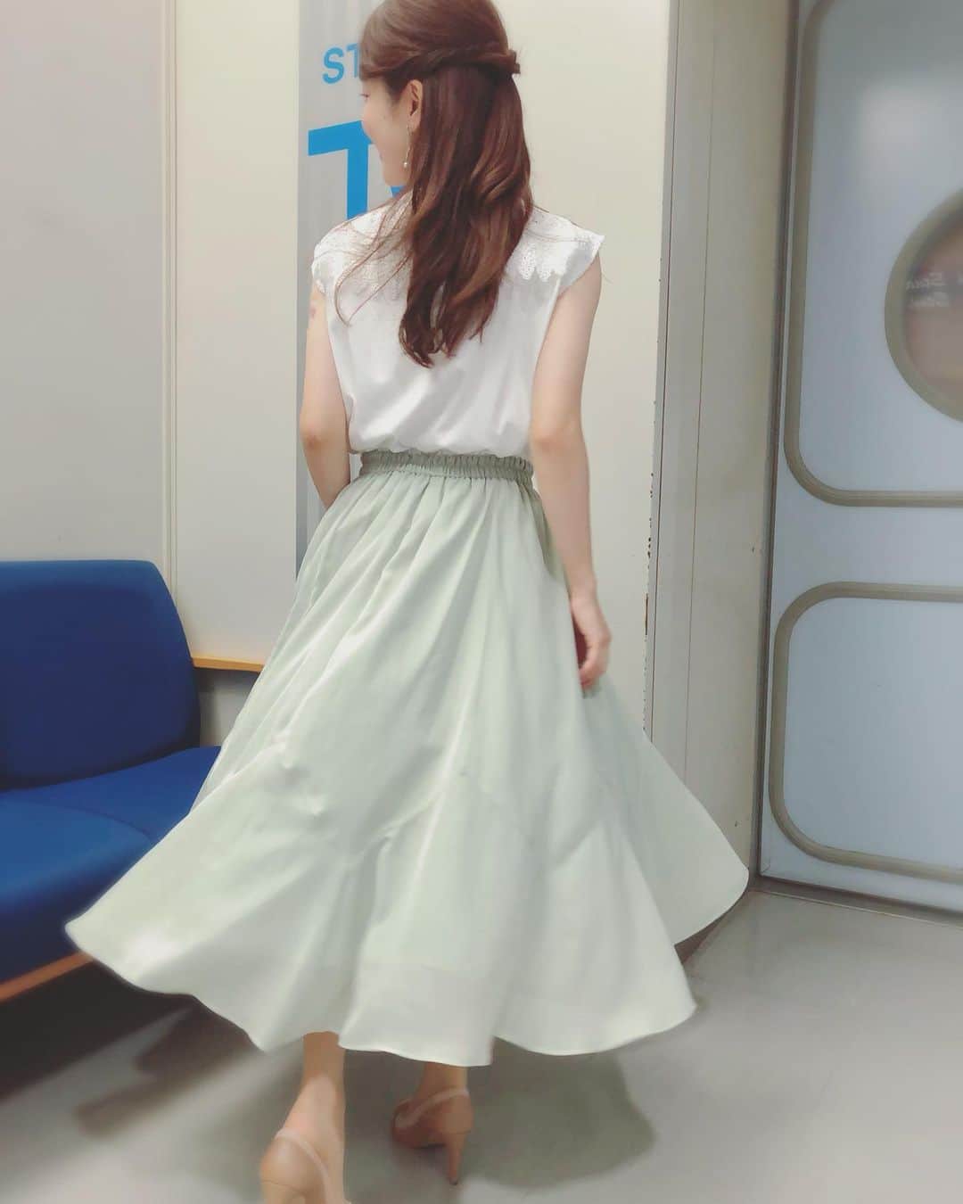 原直子さんのインスタグラム写真 - (原直子Instagram)「今日の衣装はトップスとスカートが分かれているように見えて、実はワンピースなんです。 スカートのフレア具合と胸元のレースがとても可愛いデザインでした♡  #swingle #スウィングル #ワンピース #ワンピースコーデ #ワンピース👗 #朝　#アサデス」7月14日 22時49分 - naoko_15_hara