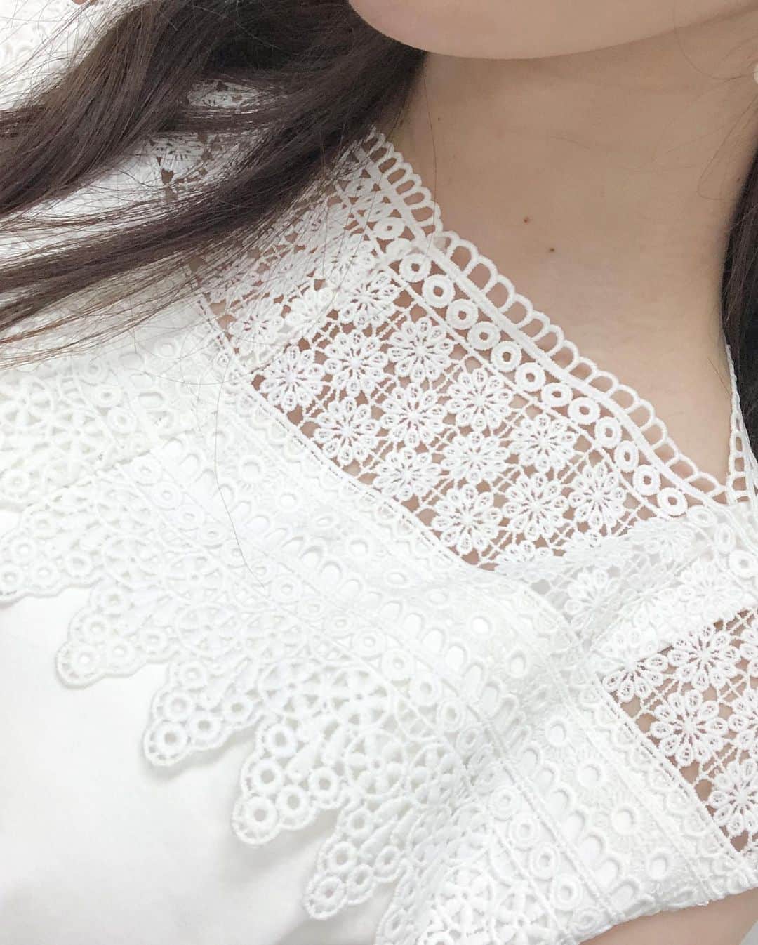 原直子さんのインスタグラム写真 - (原直子Instagram)「今日の衣装はトップスとスカートが分かれているように見えて、実はワンピースなんです。 スカートのフレア具合と胸元のレースがとても可愛いデザインでした♡  #swingle #スウィングル #ワンピース #ワンピースコーデ #ワンピース👗 #朝　#アサデス」7月14日 22時49分 - naoko_15_hara