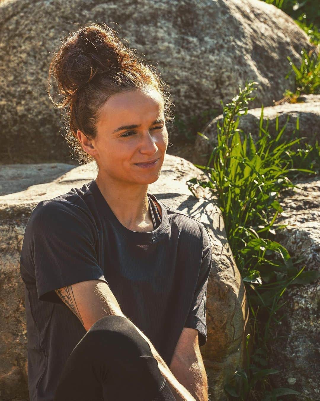 Lina Magullのインスタグラム：「Wer Lust zu lesen hat: https://www.b-42.com/post/frau-fussball-es-geht-nicht-um-geld  Gemeinsam für eine positive Zukunft des Frauenfußballs mit @b42_official 😌  Be fearless. Be focused. Lina Magull und das Team von B42 😉」
