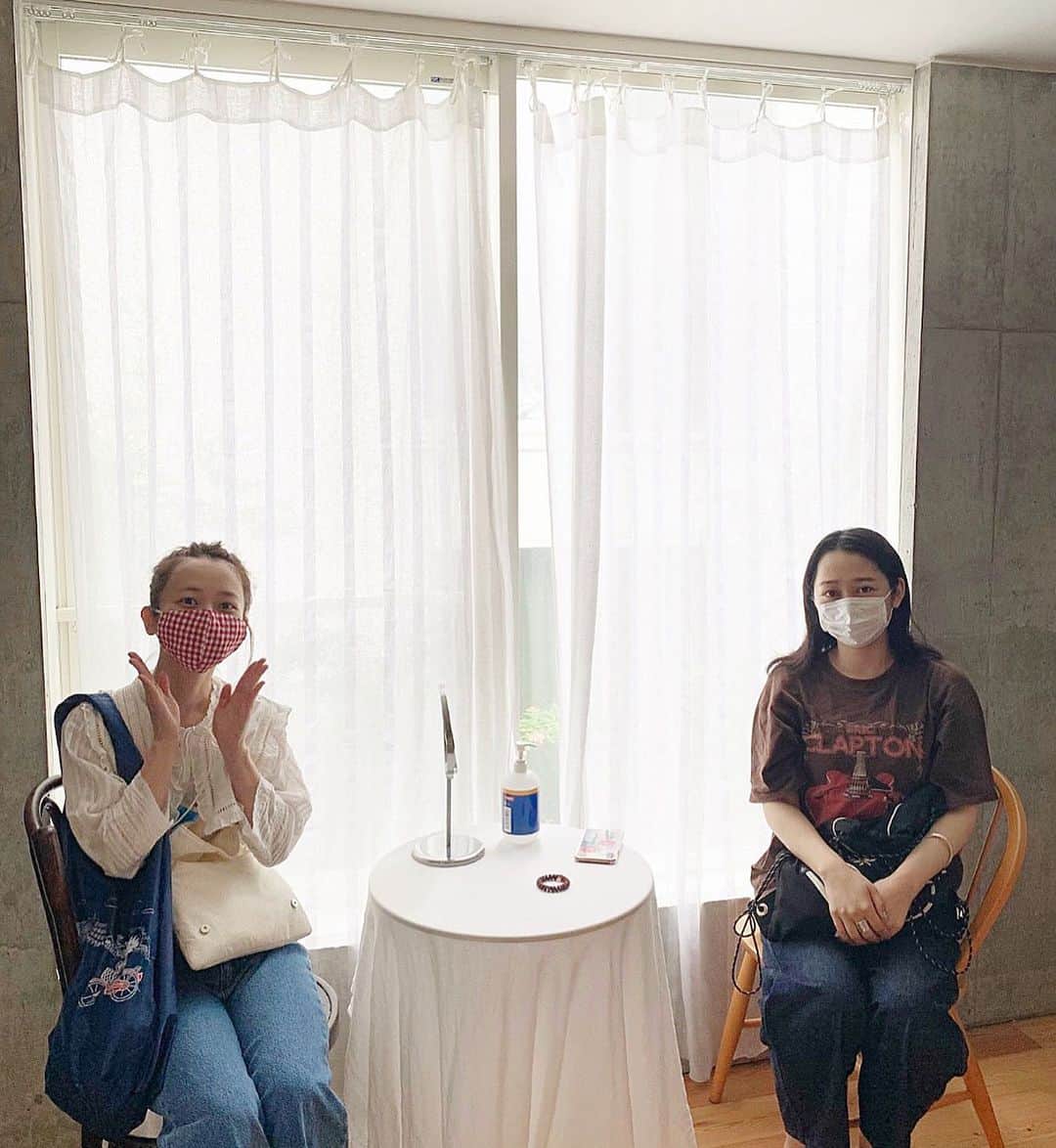 小川暖奈のインスタグラム：「なんか自粛期間中に、どんどん顔がどよんとしてきていたので、なつめちゃんに教えてもらった @mou__b さんでハーブピーリングしてもらいました！ しかも、皮膚取れない（なんていうの？皮膚削れない？）優しいピーリングだから、まったく痛くないし、つやんつやんになるし、小顔矯正もしてもらって、一回で感動するほど変わりました、、！！どよんがなくなった！ 悩み全てにアドバイスしてくださるし、これから通って変わっていくのが本当に楽しみ、、、😭 わたしもすっかり大人の女子ですから、そういう美意識も大切にしていこうと思います！！  そして、帰り際に、なつめちゃんと入れ違いで一瞬会えて嬉しかったぁ〜ん！ マスクつけてたのに、めちゃ顔スッキリしたね！って言われました☺️ #私の中の美意識が目覚めた日」
