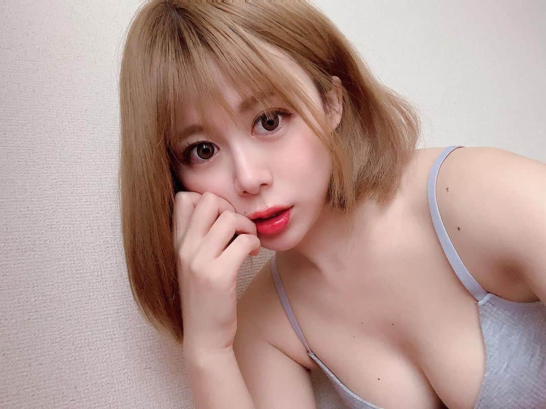 のインスタグラム：「new hair💇🏼‍♀️💛🧡💛🧡 . . . #サロン撮影 #サロンモデル #サロモ #撮影 #shooting #model #モデル  #美容院  #作品撮り #夏カラー #ブリーチ1回 #ボブ #前下がりボブ #ハイトーンカラー #ハイトーンボブ #f4follow #summer  #ootd #cute #fashion #部屋着 #instagood #커플티 #남친룩 #팔로우 #선팔하면맞팔 #뷰스타그램 #instagood #fff #l4like #beauty」