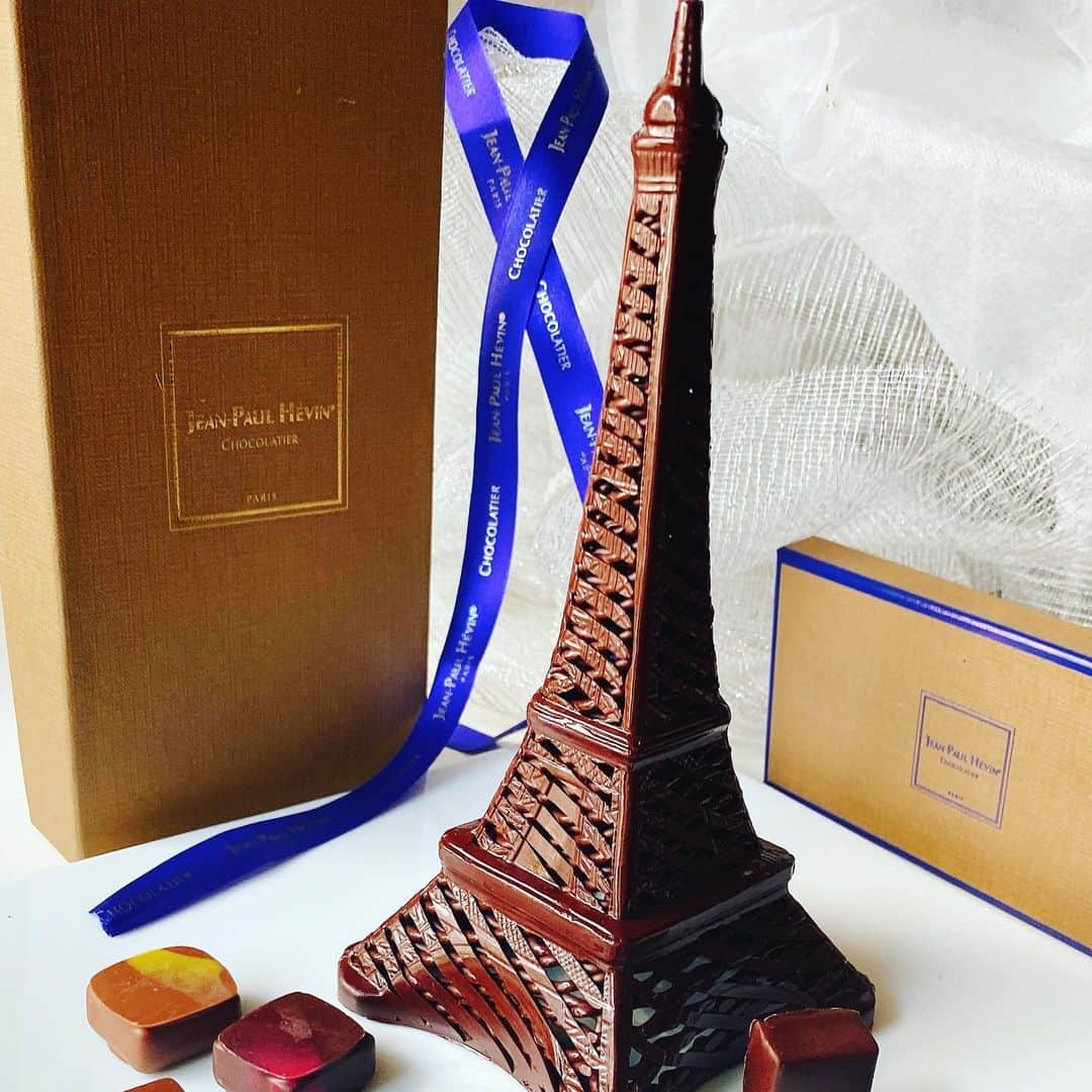 里井真由美さんのインスタグラム写真 - (里井真由美Instagram)「#paris #chocolate #jeanpaulhevin  #parisfrance  今日7/14はフランス建国記念日🇫🇷 ・ ・ ジャンポールエヴァンさんの限定チョコを頂きました♡感謝です♡ @hevinjeanpaul  ・ ・ 厳選10個セットとエッフェル塔チョコ❗️エッフェル塔、すご〜く緻密で繊細♡🇫🇷🇫🇷🇫🇷マロングラッセも欠かせません♡ @jeanpaulhevin_japon  ・ ・ フランスは公私共にご縁が多く、毎年伺っています。料理もスイーツもエッフェル塔も大好き〜✨🇫🇷😍❤️  ・ ・ 夏の浴衣撮影も毎年させて頂いてます ・ ・ hairmake: @junkonakano_paris  photo(エッフェル塔) @tacophotohi  ・ ・ 🇫🇷フランス大使館でのパリ祭にも、毎年楽しみに伺っていたのですが、今年は中止になってしまいました。。 ・ ・ 皆が自由に国を移動できたり、イベントも開催できる日常が早く戻りますように。✨😌 ・ ・  ちょい私ごとですが、高校同期の心友の命日でもある日。同じくパリに縁が深かった彼女を偲びつつ、、 ・ ・  ✨✨🙏祈🇫🇷🇯🇵🙏✨✨ ・ ・ ジャンポールエヴァンさん、楠田枝里子さんとのフランス大使館での画像はご本人に許可頂いてます。 @ambafrancejp  ・ ・ #モンブランの世界#モンブラン#里井真由美#ジャンポールエヴァン#フランス大使館#マロングラッセ#チョコレート#japan#Gâteauauxmarrons#零食#さといいね#스위트#ありが糖運動#まゆログ#甜食#着物#kimono#kimonostyle#fromgram#Chestnutcake#밤케이크#フードジャーナリスト里井真由美#断面モンブラン#蛋糕#断面フェチ#栗子蛋糕」7月14日 17時33分 - mayumi.satoi