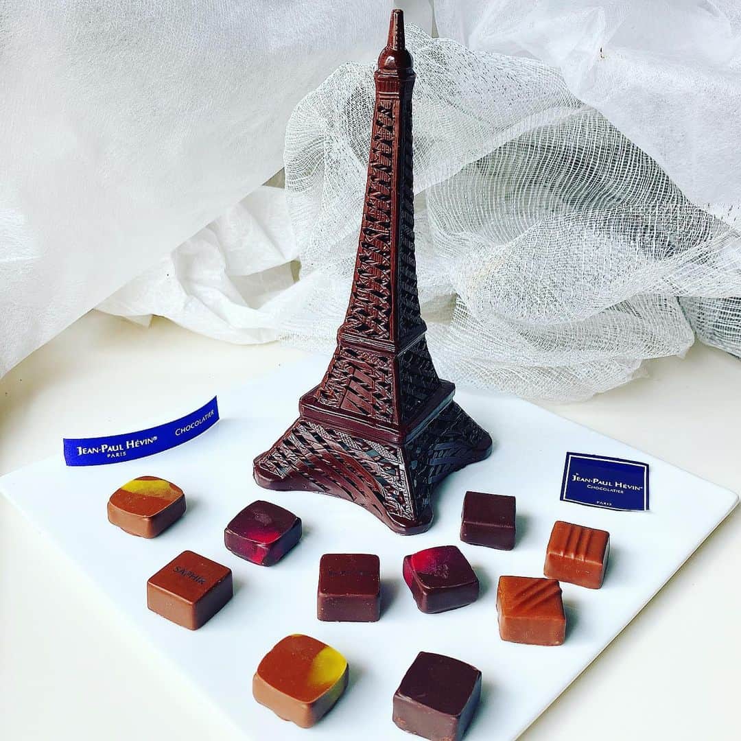 里井真由美さんのインスタグラム写真 - (里井真由美Instagram)「#paris #chocolate #jeanpaulhevin  #parisfrance  今日7/14はフランス建国記念日🇫🇷 ・ ・ ジャンポールエヴァンさんの限定チョコを頂きました♡感謝です♡ @hevinjeanpaul  ・ ・ 厳選10個セットとエッフェル塔チョコ❗️エッフェル塔、すご〜く緻密で繊細♡🇫🇷🇫🇷🇫🇷マロングラッセも欠かせません♡ @jeanpaulhevin_japon  ・ ・ フランスは公私共にご縁が多く、毎年伺っています。料理もスイーツもエッフェル塔も大好き〜✨🇫🇷😍❤️  ・ ・ 夏の浴衣撮影も毎年させて頂いてます ・ ・ hairmake: @junkonakano_paris  photo(エッフェル塔) @tacophotohi  ・ ・ 🇫🇷フランス大使館でのパリ祭にも、毎年楽しみに伺っていたのですが、今年は中止になってしまいました。。 ・ ・ 皆が自由に国を移動できたり、イベントも開催できる日常が早く戻りますように。✨😌 ・ ・  ちょい私ごとですが、高校同期の心友の命日でもある日。同じくパリに縁が深かった彼女を偲びつつ、、 ・ ・  ✨✨🙏祈🇫🇷🇯🇵🙏✨✨ ・ ・ ジャンポールエヴァンさん、楠田枝里子さんとのフランス大使館での画像はご本人に許可頂いてます。 @ambafrancejp  ・ ・ #モンブランの世界#モンブラン#里井真由美#ジャンポールエヴァン#フランス大使館#マロングラッセ#チョコレート#japan#Gâteauauxmarrons#零食#さといいね#스위트#ありが糖運動#まゆログ#甜食#着物#kimono#kimonostyle#fromgram#Chestnutcake#밤케이크#フードジャーナリスト里井真由美#断面モンブラン#蛋糕#断面フェチ#栗子蛋糕」7月14日 17時33分 - mayumi.satoi