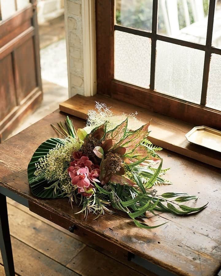東京堂アーティフィシャルフラワーMAGIQのインスタグラム：「・ 【アーティフィシャルで季節を迎える】 ～Summer Flower サマーフラワー～ ・ FM3353-42　フローラシンビジウム FG5430-25　サラフェンバキアブッシュ FG4519　ニコルユーカリブランチ FG4518　ニコルユーカリスプレー FG6000　ベロニカグラススプレー FG1909-23　ウォーターグラススプレー FM1690-42　エリーズシキミアスプレー FG170　ファンパーム FM2660　セタリアベリー FG165　ライムボストンファーンブッシュ RA8505-000　ジュートクロス"  ・ 【サマードアリース　キャンペーン】開催中！ ＊期間：７月９日（木）～７月３１日（金） ＊発表：８月６日（木）・７日（金） ＊入賞者：６名  【サマードアリース】をテーマにした 作品や、テーブルやお部屋のインテリアとしての コーディネートなどの写真を投稿してください。 ・ 花はアーティフィシャルフラワー"は、もちろん、プリザーブドフラワー、ドライフラワー、生花など花ならOKです！ ・ 応募は簡単！ 以下参加方法にて、どなたでも参加OKです！ ・ ◎参加方法 ① @magiq.jp をフォロー ② #magiqサマードアリース2020 をタグ付けて 投稿して下さい！    皆さまの参加お待ちしております！！ ・  #TOKYODO #MAGIQ #MAGIQのある暮らし #東京堂 #アーティフィシャルフラワー #アーティフィシャル #アートフラワー #造花 #花のある暮らし #花のある生活  #花好きな人と繋がりたい #フラワーデザイン #フラワーアレンジメント #フラワーアレンジ #アレンジメント #花を飾る #ハンドメイド #インテリア #インテリアフラワー #artificial #artificialflower #flowerofinstagram #flowersoninstagram #summerflowers #花藝 #꽃스타그램 #조화」