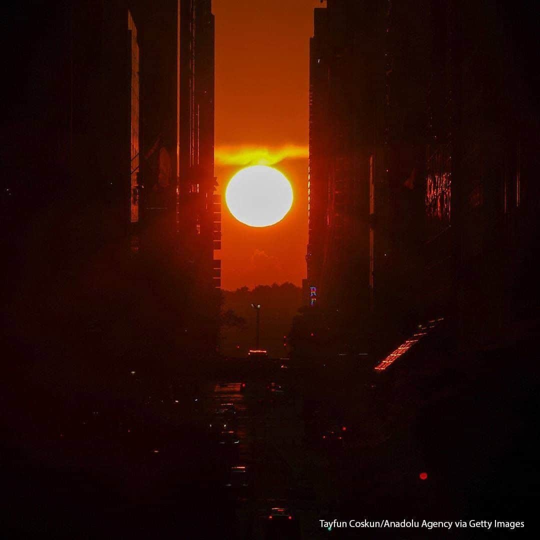 ABC Newsさんのインスタグラム写真 - (ABC NewsInstagram)「The sun sets at the end of a New York City street, during the so called "Manhattanhenge." Manhattanhenge happens four times each year, when when the sun rises or sets in New York City parallel to the city street grid in Manhattan. #manhattanhenge #manhattanhenge2020 #newyorkcity」7月14日 17時30分 - abcnews