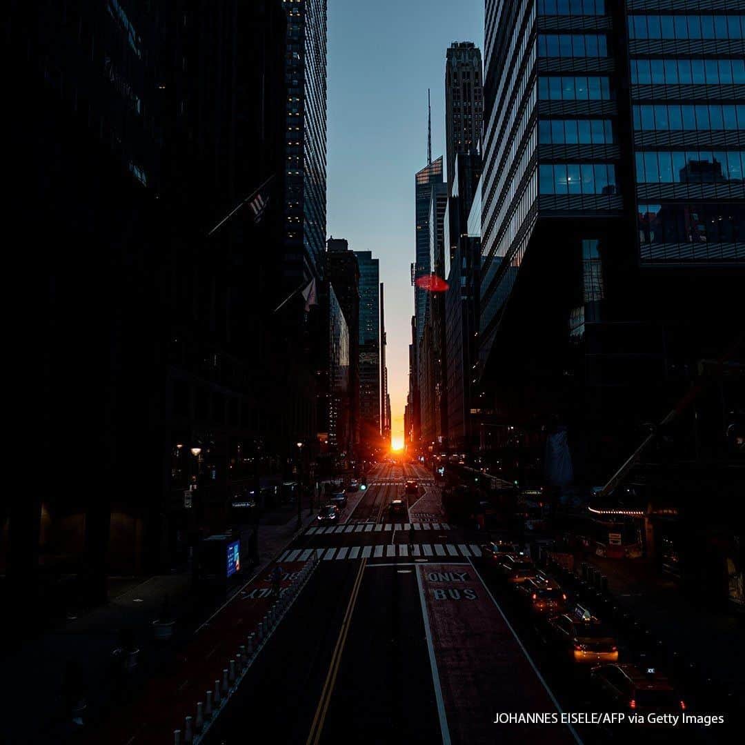 ABC Newsさんのインスタグラム写真 - (ABC NewsInstagram)「The sun sets at the end of a New York City street, during the so called "Manhattanhenge." Manhattanhenge happens four times each year, when when the sun rises or sets in New York City parallel to the city street grid in Manhattan. #manhattanhenge #manhattanhenge2020 #newyorkcity」7月14日 17時30分 - abcnews