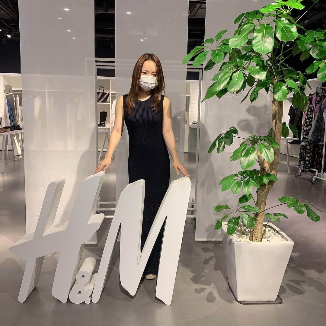 関根理紗さんのインスタグラム写真 - (関根理紗Instagram)「H&Mの、プレスルームにお邪魔してきた✌️  秋冬どんなのでるのかなーとか チェックさせてもらっちゃった！ めちゃくちゃかわいかったから登場がたのしみ🥺✌️  クローゼットおしゃれにしたい🥺  #handm」7月14日 17時42分 - sekine.risa