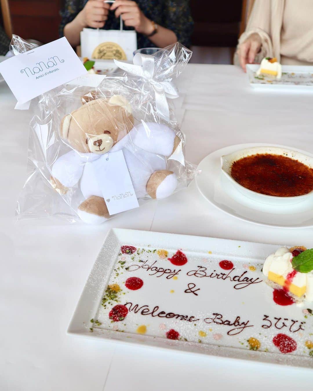 加藤瑠美さんのインスタグラム写真 - (加藤瑠美Instagram)「先日🧁💗 大好きな皆とlunchしました🍽 (電車は怖いので旦那さんが車で送迎してくれたよ✨)  レストランは七尾エレナちゃんが予約してくれたんだけど、なんと皆のバースデープレートと私の妊娠祝いも準備してくれてました…🥺💞 妊娠祝いはnananの白いクマさんオルゴール🧸 産まれたら揃えたいと思っていたシリーズだったから本当に嬉しかった🤍  コロナで延期延期になっていて、エレナちゃんの出産祝いや奈奈とせーぷぅのお誕生日プレゼントもこの日ようやく渡せました💝 東京はまた感染者が増えてお出掛けできない毎日だけど、身体に気を付けて暑い夏を乗り越えたいなあ…💕 . 📍ブラッスリー ポール・ボキューズ 銀座 東京都中央区銀座2-2-14 マロニエゲート銀座1 10F 03-5159-0321  #rubi__restaurant#instafood#instagood#happy#ginza#lunch#ginzalunch#japanese#nanan#マタニティーライフ#ぷんにーらいふ#妊娠7ヶ月#初マタ#マタニティファッション#プレママ#第一子妊娠中#銀座ランチ#ランチ#ラブベリー#ラブベリーナ#女子会#銀座#ひらまつ#ブラッスリーポールボキューズ#妊娠祝い#バースデープレート#ナナン」7月14日 17時42分 - katorubi