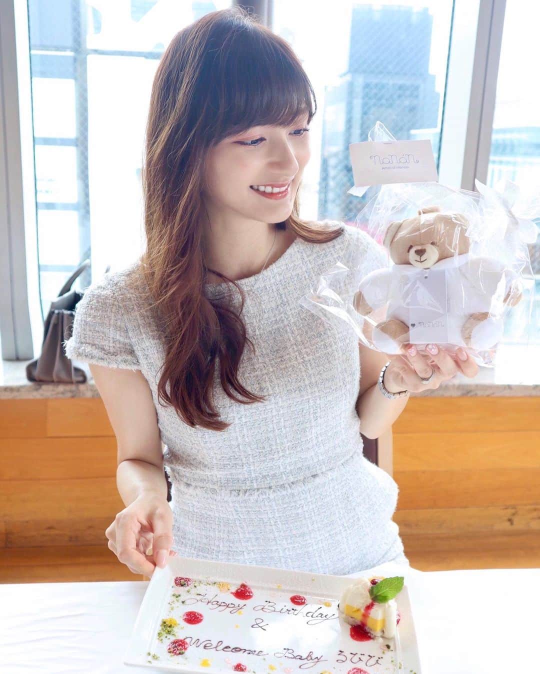 加藤瑠美さんのインスタグラム写真 - (加藤瑠美Instagram)「先日🧁💗 大好きな皆とlunchしました🍽 (電車は怖いので旦那さんが車で送迎してくれたよ✨)  レストランは七尾エレナちゃんが予約してくれたんだけど、なんと皆のバースデープレートと私の妊娠祝いも準備してくれてました…🥺💞 妊娠祝いはnananの白いクマさんオルゴール🧸 産まれたら揃えたいと思っていたシリーズだったから本当に嬉しかった🤍  コロナで延期延期になっていて、エレナちゃんの出産祝いや奈奈とせーぷぅのお誕生日プレゼントもこの日ようやく渡せました💝 東京はまた感染者が増えてお出掛けできない毎日だけど、身体に気を付けて暑い夏を乗り越えたいなあ…💕 . 📍ブラッスリー ポール・ボキューズ 銀座 東京都中央区銀座2-2-14 マロニエゲート銀座1 10F 03-5159-0321  #rubi__restaurant#instafood#instagood#happy#ginza#lunch#ginzalunch#japanese#nanan#マタニティーライフ#ぷんにーらいふ#妊娠7ヶ月#初マタ#マタニティファッション#プレママ#第一子妊娠中#銀座ランチ#ランチ#ラブベリー#ラブベリーナ#女子会#銀座#ひらまつ#ブラッスリーポールボキューズ#妊娠祝い#バースデープレート#ナナン」7月14日 17時42分 - katorubi