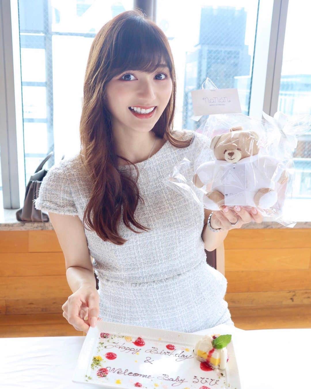 加藤瑠美さんのインスタグラム写真 - (加藤瑠美Instagram)「先日🧁💗 大好きな皆とlunchしました🍽 (電車は怖いので旦那さんが車で送迎してくれたよ✨)  レストランは七尾エレナちゃんが予約してくれたんだけど、なんと皆のバースデープレートと私の妊娠祝いも準備してくれてました…🥺💞 妊娠祝いはnananの白いクマさんオルゴール🧸 産まれたら揃えたいと思っていたシリーズだったから本当に嬉しかった🤍  コロナで延期延期になっていて、エレナちゃんの出産祝いや奈奈とせーぷぅのお誕生日プレゼントもこの日ようやく渡せました💝 東京はまた感染者が増えてお出掛けできない毎日だけど、身体に気を付けて暑い夏を乗り越えたいなあ…💕 . 📍ブラッスリー ポール・ボキューズ 銀座 東京都中央区銀座2-2-14 マロニエゲート銀座1 10F 03-5159-0321  #rubi__restaurant#instafood#instagood#happy#ginza#lunch#ginzalunch#japanese#nanan#マタニティーライフ#ぷんにーらいふ#妊娠7ヶ月#初マタ#マタニティファッション#プレママ#第一子妊娠中#銀座ランチ#ランチ#ラブベリー#ラブベリーナ#女子会#銀座#ひらまつ#ブラッスリーポールボキューズ#妊娠祝い#バースデープレート#ナナン」7月14日 17時42分 - katorubi