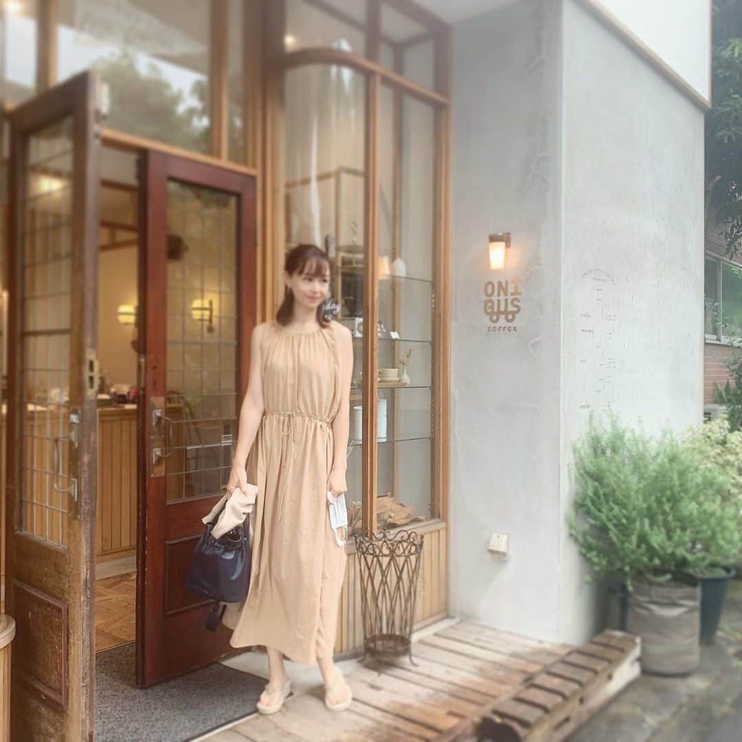 乙黒えりのインスタグラム：「@onibuscoffee のコーヒーも美味しかった☕️ 最近オーツミルクラテにハマってて、探し歩いてます🥛 スタバもオーツミルク変更でラテ出来ますよね！ オーツミルクは水溶性食物繊維が多く含まれているので、菌ケアにもいいと思うのでエビデンス探してみます📄 #ビーサンサンダル @soleilbypuputier  #近所でお茶 #このワンピースぴったり同じ肌色すぎて遠くから見たら裸だなー @emmi.jp  #アメスリギャザーワンピース」
