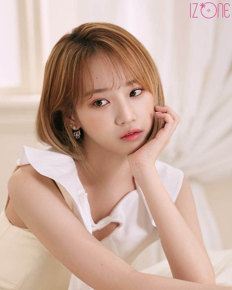 キム・チェウォンのインスタグラム：「[🥀]ㅡ; 원영 GQ 화보집 & 우아美 은비,사쿠라,채원 The Star 화보집 촬영 현장♬ ㅡ The Star Magazine Behind 200714 © izone twitter, naver #김채원 #채원 #아이즈원 #프로듀스48 #울림 #KIMCHAEWON #CHAEWON #IZONE #PRODUCE48 #WOOLLIM #KPOP」
