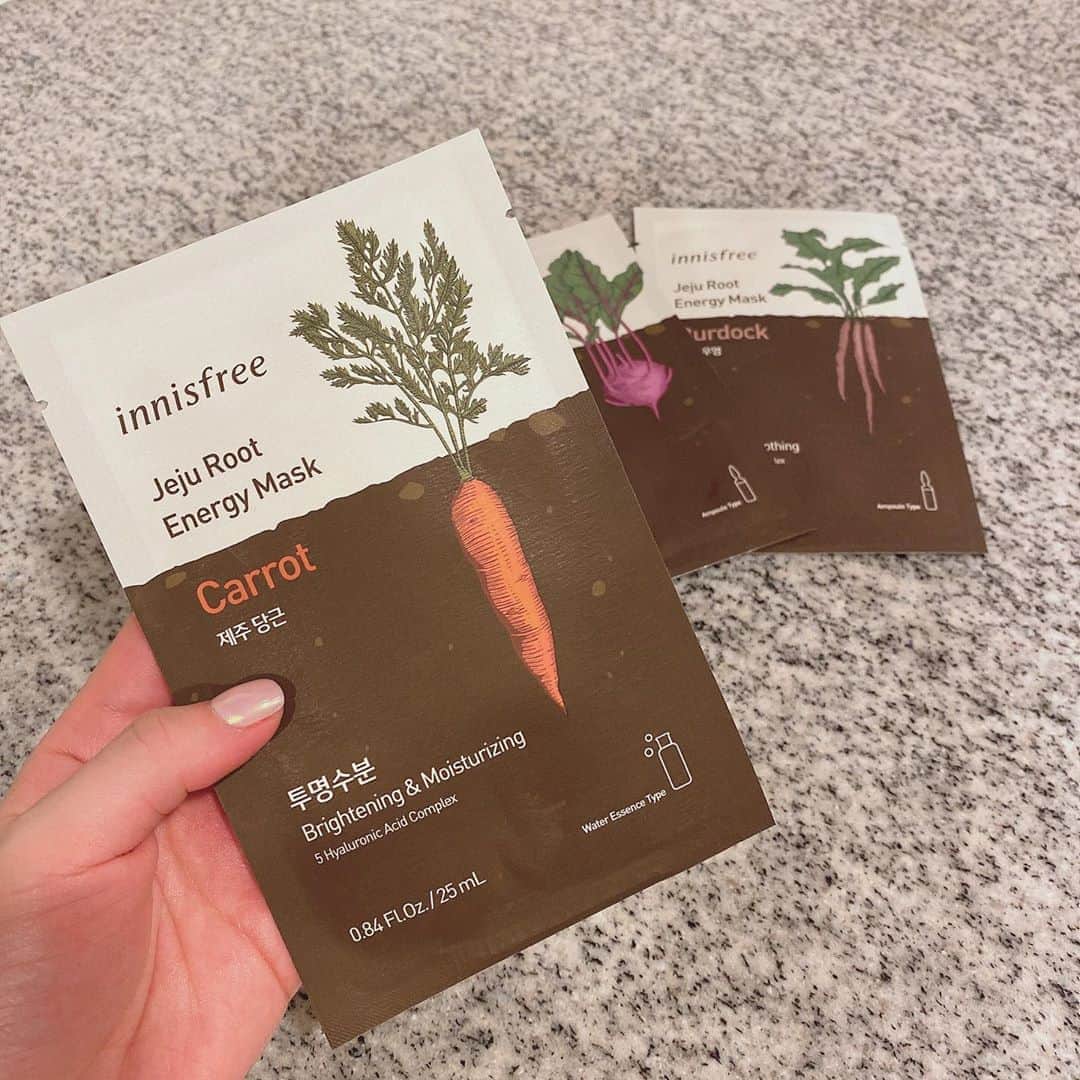 ひよんのインスタグラム：「💆‍♀️🧡 ㅤㅤㅤㅤㅤㅤㅤㅤㅤㅤㅤㅤㅤ 最近どハマりしてるシートマスク😆 イニスフリーから新しくでた #ルートベジタブルマスク ✨ 根菜の美容成分がはいっているのだけど、 開けると本当に野菜みたいな 根菜みたいな香りがするの🤭🥕🌽 ㅤㅤㅤㅤㅤㅤㅤㅤㅤㅤㅤㅤㅤ 美容液も3つのタイプがあって、 ひよんはエッセンスタイプがすき💓 シートの厚みとか美容液の多さとか、 肌につけたときの密着感とか、 全てにおいて気に入ってる❤️ ㅤㅤㅤㅤㅤㅤㅤㅤㅤㅤㅤㅤㅤ #innisfree #sheetmask #skincare #koreanskincare #feeyong #이니스프리 #시트마스크 #팩 #스킨케어 #희영 #피부관리 #イニスフリー #ひよん #根菜マスク #根菜パック #シートマスク」
