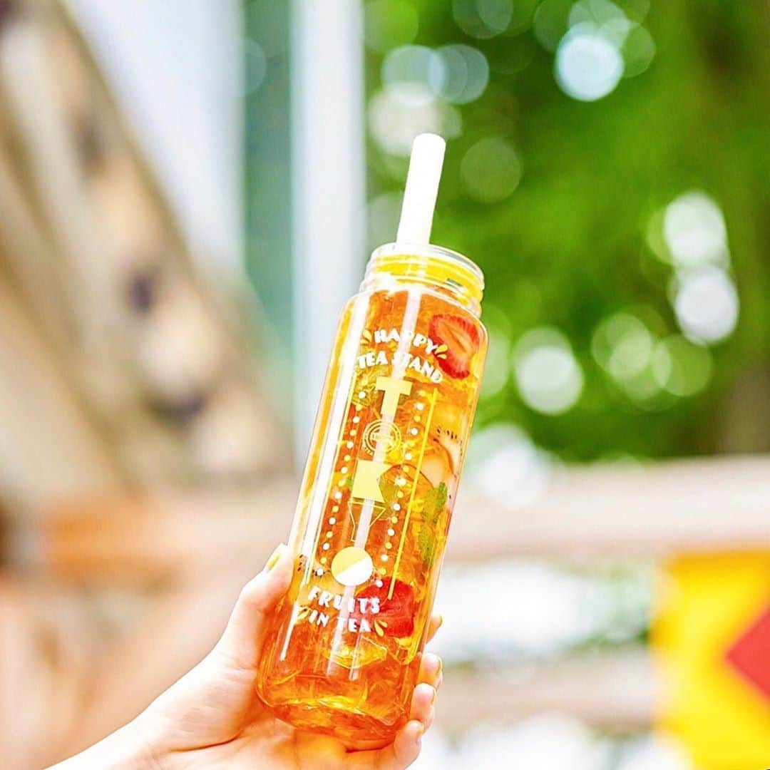 リプトンのインスタグラム：「TEA STAND Fruits in Teaで大人気！フルーツインティーの楽しみ方🍍 今日はフルーツインティーおススメの飲み方を紹介するよ👉 . ①まずは紅茶本来の味を楽しもう ②ストローでフルーツをつぶす🍊もっとフルーティーになるよ！ ③残った氷とフルーツは、おかわり紅茶で二度楽しもう♪ . 紅茶やフルーツの組み合わせによって楽しめる味は約40,000通り！ 自分だけのお気に入りを見つけてね💛 #リプトン #Lipton #FruitsinTea #フルーツインティー #ColdBrew #コールドブリュー #リプトンコールドブリュー #水出しアイスティー #水出し紅茶 #癒し #リラックス#Happy #期間限定 #LiptonTEASTANDFruitsinTea #大阪 #梅田 #代官山 #リプトンでつながる #RefreshStrawberry #BeautyRaspberry」