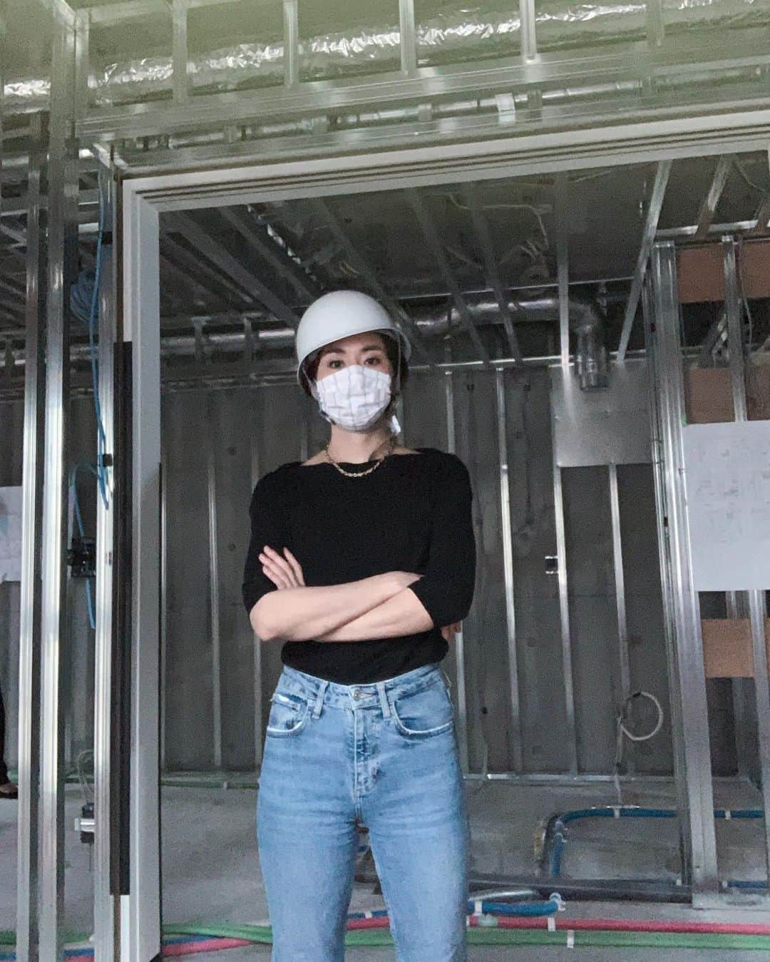 Yoshiko Kris-Webb クリス-ウェブ佳子さんのインスタグラム写真 - (Yoshiko Kris-Webb クリス-ウェブ佳子Instagram)「👷🏻‍♀️ 今日は現場で「面一」という言葉を知りました。 #東京建物 @circoworks 守先生。」7月14日 18時00分 - tokyodame