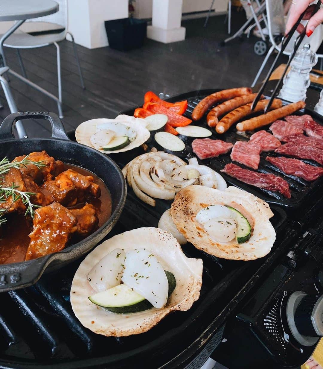 小西翼さんのインスタグラム写真 - (小西翼Instagram)「. @thegardenorientalosaka  でみんなでBBQ🤤🖤 瑞葵は走り回ってたけど、 子ども椅子も用意して くださって大人も子どもも 楽しめました！！✨ 最後にしーちゃんのお誕生日も お祝いできてよかったぁ👏 おめでとう @shizucap ♥️♥️ バクスチーズケーキもぺろり だったね。🤤 . #gardenorientalosaka #bbq」7月14日 17時56分 - tucha_k