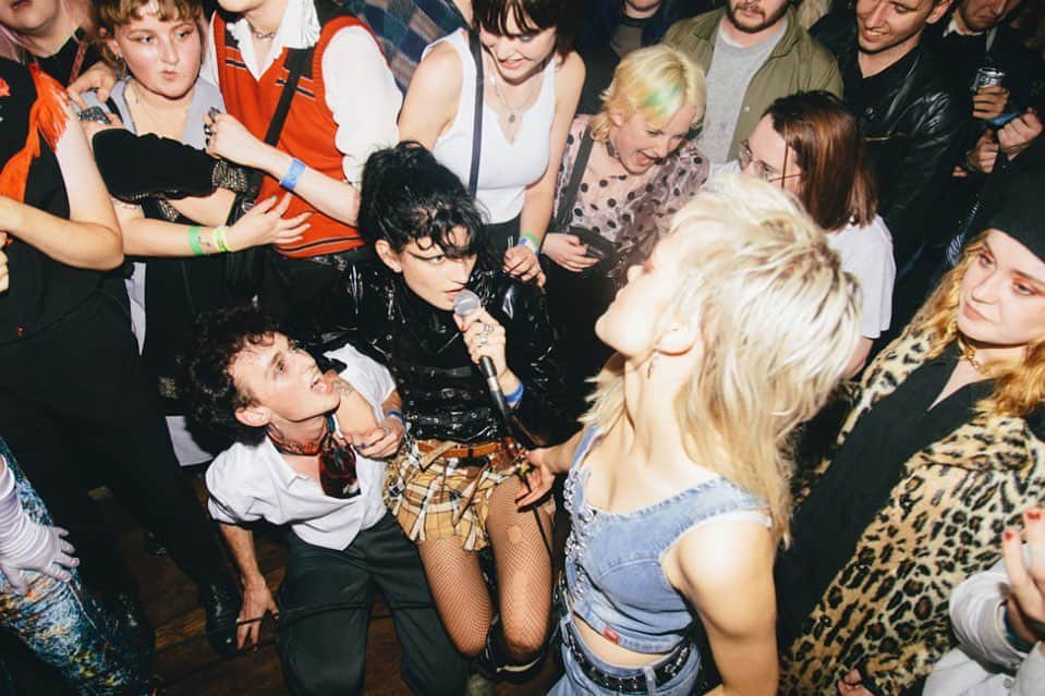 アンダーグラウンドのインスタグラム：「From tackling racial injustice and sexism to debunking traditional beliefs, musicians throughout the ages have taken it upon themselves to discuss the wider issues surrounding them. Think the Sex Pistols' 'God Save the Queen', or Patti Smith's 'People Have the Power'. Today, we are looking into ten emerging bands and artists who have done the same and delivered great songs with a social message. Read full article on our blog, link in bio.⁠ ⁠ 📸:: Lucia & the Best Boys, taken by Cameron Brisbane⁠ ⁠ #britishmusic #undergroundengland #punkrock #rocknroll」