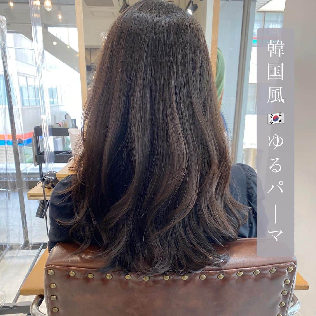 西岡卓志のインスタグラム：「ノーアイロンでも決まる！パーマは﻿ @takashi_nishioka にお任せあれ！﻿ ﻿ 今回は人生初めてのパーマをまかせて頂きました！！﻿ ﻿ ﻿ ﻿ ﻿ ﻿ ﻿ 保存して頂けるとオーダーの際に便利です！﻿ ﻿ ﻿ 髪質に適した西岡独自の手法で髪を傷めず柔らかい質感へ✨💈﻿ ﻿ ﻿ ﻿ ﻿ パーマで悩んでいる方は是非ご相談下さい！﻿ ﻿ カットでフォルムを美しくし、パーマで全体のボリュームを似合う位置に作ります！﻿ ﻿ さらに髪質をしっかり診断させて頂き薬剤をオリジナルでその場で調合し、僕だけの今までにないパーマの質感を約束します！﻿ ﻿ ﻿ ☑︎パーマがかからないと言われた方﻿ ﻿ ☑︎いつもすぐ取れてしまう方﻿ ﻿ ☑︎巻いてるからパーマでは出来ませんと言われた方﻿ ﻿ ☑︎パーマがくるくる過ぎて気に入らない方﻿ ﻿ ☑︎とにかく髪型に悩んでいる方﻿ ﻿ ﻿ 是非僕にご相談ください！﻿ ﻿ ﻿ 美容師キャリア20年で培われた﻿ ﻿ 《西岡独自のパーマ&似合わせ理論》で必ずステキなヘアスタイルにします！﻿ ﻿ お客様からはカットしてよかった！パーマをかけて良かったというお声を多数頂いております！﻿ ﻿ ﻿ 《✨お客様の口コミ✨》﻿ ﻿ ﻿ ﻿ ■会う人全員に褒められます！！本当にありがとうございます！また行きます😊﻿ ﻿ ■ 本日はパーマをかけていただき、ありがとうございました☺パーマも色もほぼ全てお任せでお願いしましたが、優しく聞き取りしてくださり、西岡さんにお願いしてよかったなぁ✨と思いながら帰りました☆お忙しい中ありがとうございました！明日から、パーマ楽しみたいと思います😌そして、またぜひ、よろしくお願いします🙏﻿ ﻿ ﻿ ■ 西岡さんにカットしてもらったあとは、めちゃ誉められます😂﻿ 有難うございます💕🍀﻿ ﻿ ■ 今日は、素敵な髪型にしていただき、ありがとうございました😃﻿ ﻿ スタッフの皆さんにも良くしていただき、あっという間に時間が過ぎていました♬﻿ ﻿ これからもよろしくお願いします😊﻿ ﻿ ﻿ ﻿ ーーーーーーーーーーーーーーーーーーーーーーー﻿ ﻿ ﻿ 髪型に悩まれている方は是非ご相談下さい！﻿ 全力で取り組ませて頂きます^_^﻿ ﻿ ﻿ 【✨髪型で人生を豊かにするお手伝いを✨】﻿ ﻿ 素敵なヘアには女性を幸せにする力があります！﻿ ﻿ 僕に是非お任せ下さい！﻿ ﻿ ﻿ ヘアスタイルを似合わせるには大事な要素があります✨﻿ ﻿ ☑︎首や、肩幅を考慮したシルエット👤﻿ ﻿ ☑︎お顔の特徴頬や顎の位置生えグセなどをカバーする前髪を含めたフロントデザイン👧﻿ ﻿ ☑︎普段のファッションに馴染むヘアスタイルとファッションの調和👚﻿ ﻿ 美容師は綺麗に切る事が大事なのではなく、一人一人に似合わせる事が大事です✨﻿ ﻿ なぜかいつも髪型がしっくり来ない！﻿ ﻿ インスタで見た可愛い髪にしたい！﻿ ﻿ なんか似合ってない、なんか変、可愛くない！﻿ ﻿ という貴女へ！﻿ ﻿ 絶対僕が素敵にします！﻿ ﻿ 【価格表】﻿ ﻿ カット¥7,150﻿ カットカラー¥15,400円﻿ カットカラートリートメント¥20,900円﻿ カットパーマ¥18,700﻿ トリートメント¥5,500﻿ 縮毛矯正カット¥27,500﻿ #韓国風パーマ#ゆる巻きパーマ#パーマ﻿ #韓国風#初パーマ﻿ ﻿ #ヘアカラー#パーマ#簡単ヘアアレンジ#スタイリング動画#品格﻿ #デジタルパーマ﻿ #アッシュグレージュ#ショート#外ハネボブ#パーマヘア#セミロング#外国人風ヘア#韓国ヘア#ひし形シルエット」