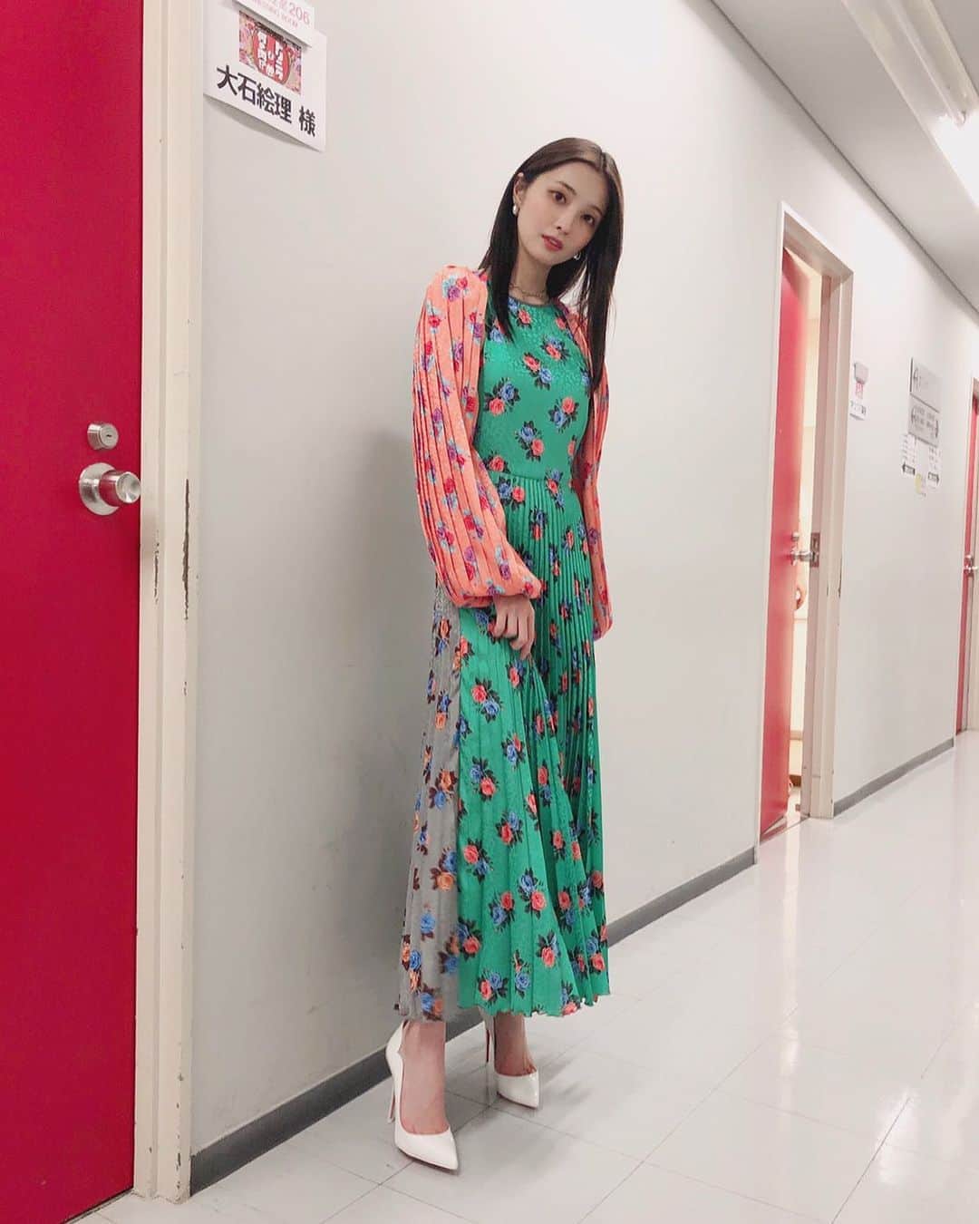大石絵理のインスタグラム：「👗🦋💐🌵🍉🥝」