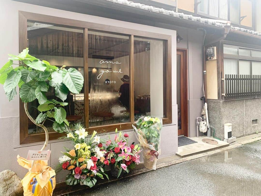 南夏希さんのインスタグラム写真 - (南夏希Instagram)「. . 有名バリスタチャンピオン岡田章宏さんの3店舗め、﻿ amagami kyotoの﻿ ロゴやイラスト、﻿ 内装や諸々のあーだこーだを好き勝手言う役目を務めさせていただきました🐢﻿ ﻿ ﻿ ほんと、あーだこーだを素直に取り入れる岡田さんは、まるで良質なスポンジのようでした🧽﻿ ﻿ ﻿ ﻿ わっぱに入れてお持ち帰りできますので、﻿ 手土産にもおすすめです👘﻿ ﻿ ﻿ パティシエこまちゃんが﻿ 毎日とってもかわいい手毬シュークリームをこしらえています👨‍🍳﻿ 新作も楽しみです◎﻿ ﻿ ﻿ めちゃええ写真をみなさんタグ付けして﻿ シューの説明までくれてはるんで、﻿ @amagami.kyoto のページチェックしてみてください﻿ ☺️(ひとまかせ)﻿ ﻿ ﻿ 愛されるお店になりますように🌸﻿ ﻿ ﻿ ﻿ amagami kyoto(あまがみきょうと)﻿ ▫️京都市下京区仏光寺通烏丸東入る上柳町315-11﻿ ▫️11-18時﻿ ▫️木曜定休日﻿ ﻿ ﻿ #amagamikyoto#京都カフェ﻿ #illust#drawing#illustration#fashion#ファッションイラスト#おしゃれ#イラスト#イラストレーター#Illustrator#iphone#art#design#落書き#illustrator#南夏希#目で見るハッピー﻿」7月14日 18時03分 - punipuni729