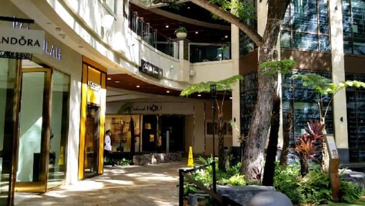 瀬川慶のインスタグラム：「Nice BGM in International Market Place. 貸し切り状態でBGMってかなり贅沢  #hawaii #aloha #waikiki #internationalmarketplace #covid19hawaii #kalakauaavenue #ハワイ #アロハ #インターナショナルマーケットプレイス #コロナに負けるな #ワイキキ #カラカウア通り」