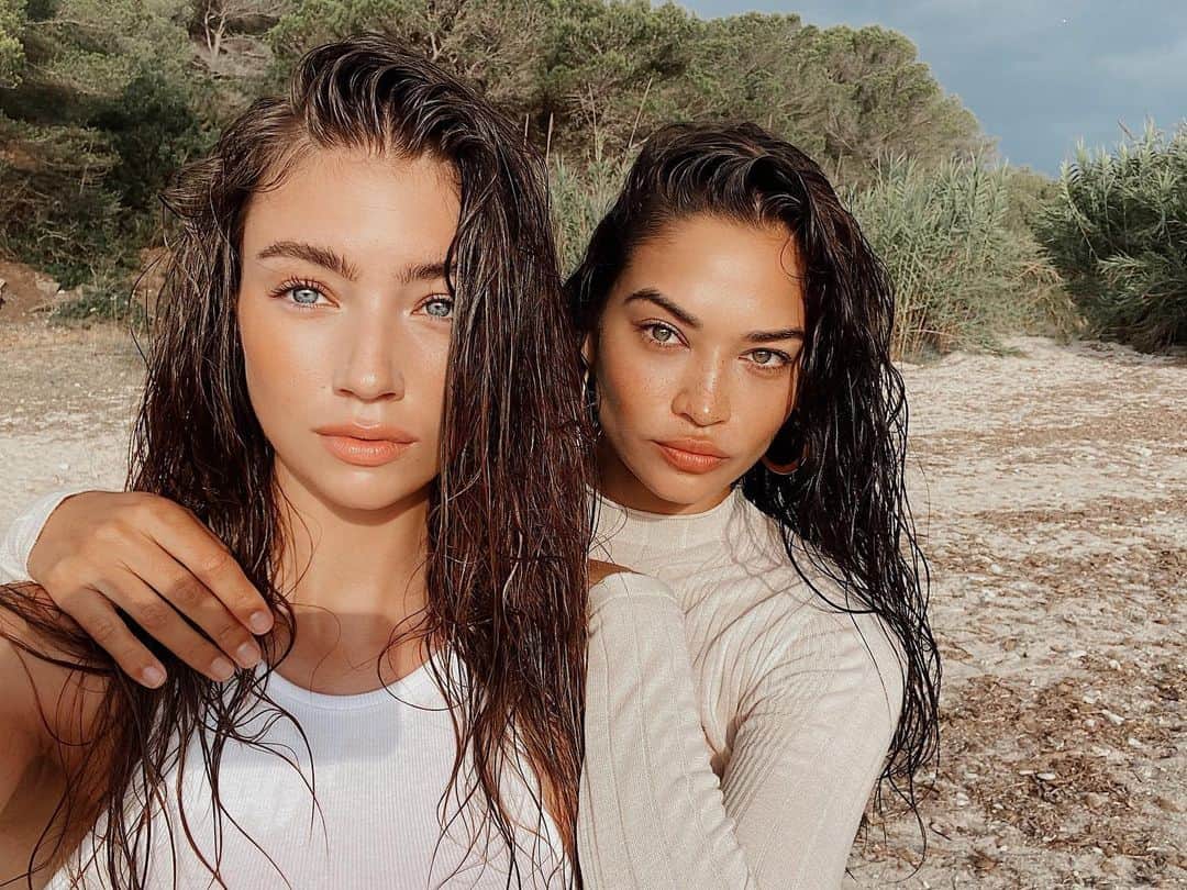 シャニーナ・シャイクのインスタグラム：「She said - “Keep your face to the sun and you will never see the shadows” 🌤」